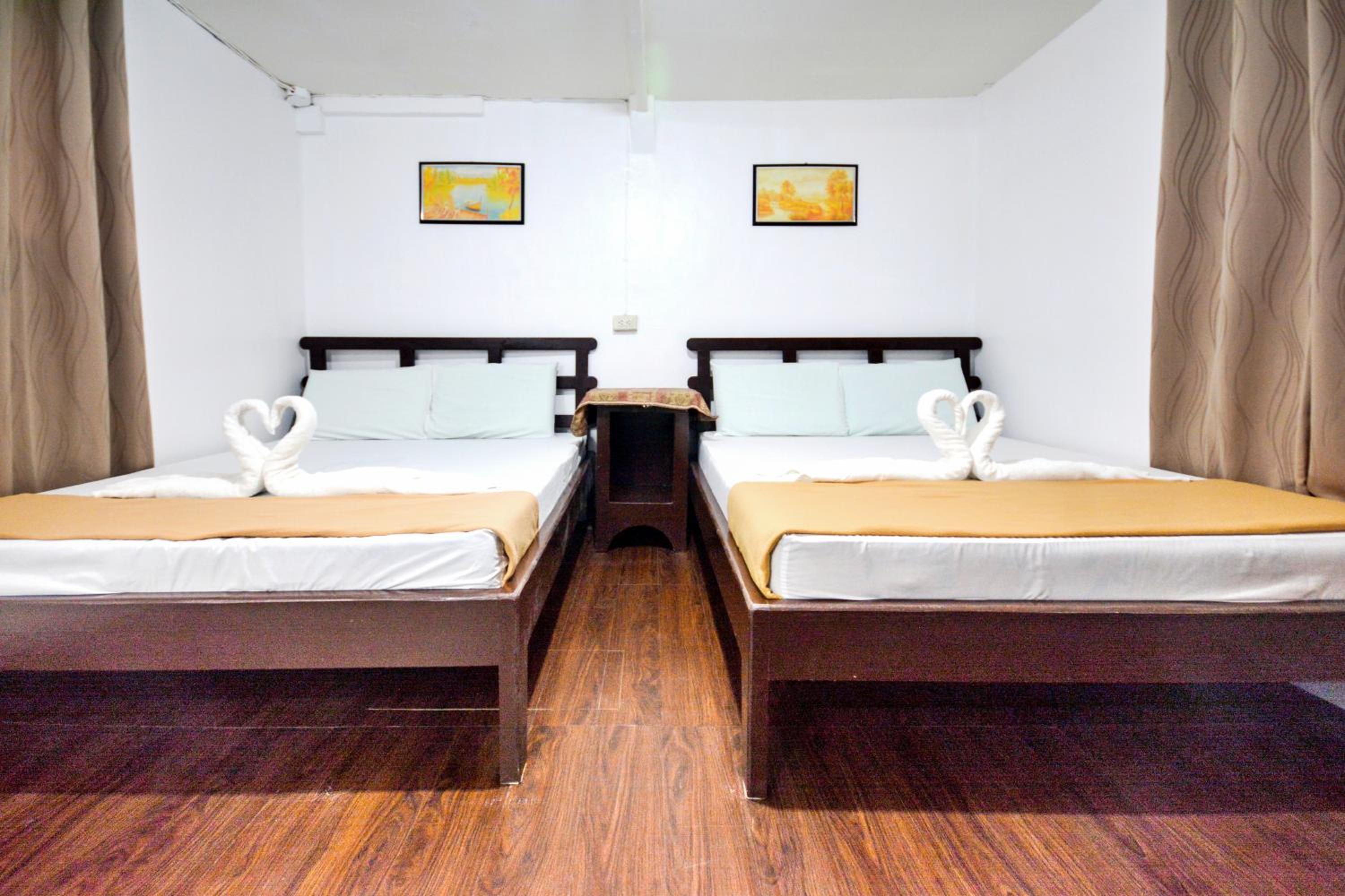 Deluxe Queen Room with AC - Photo 5
