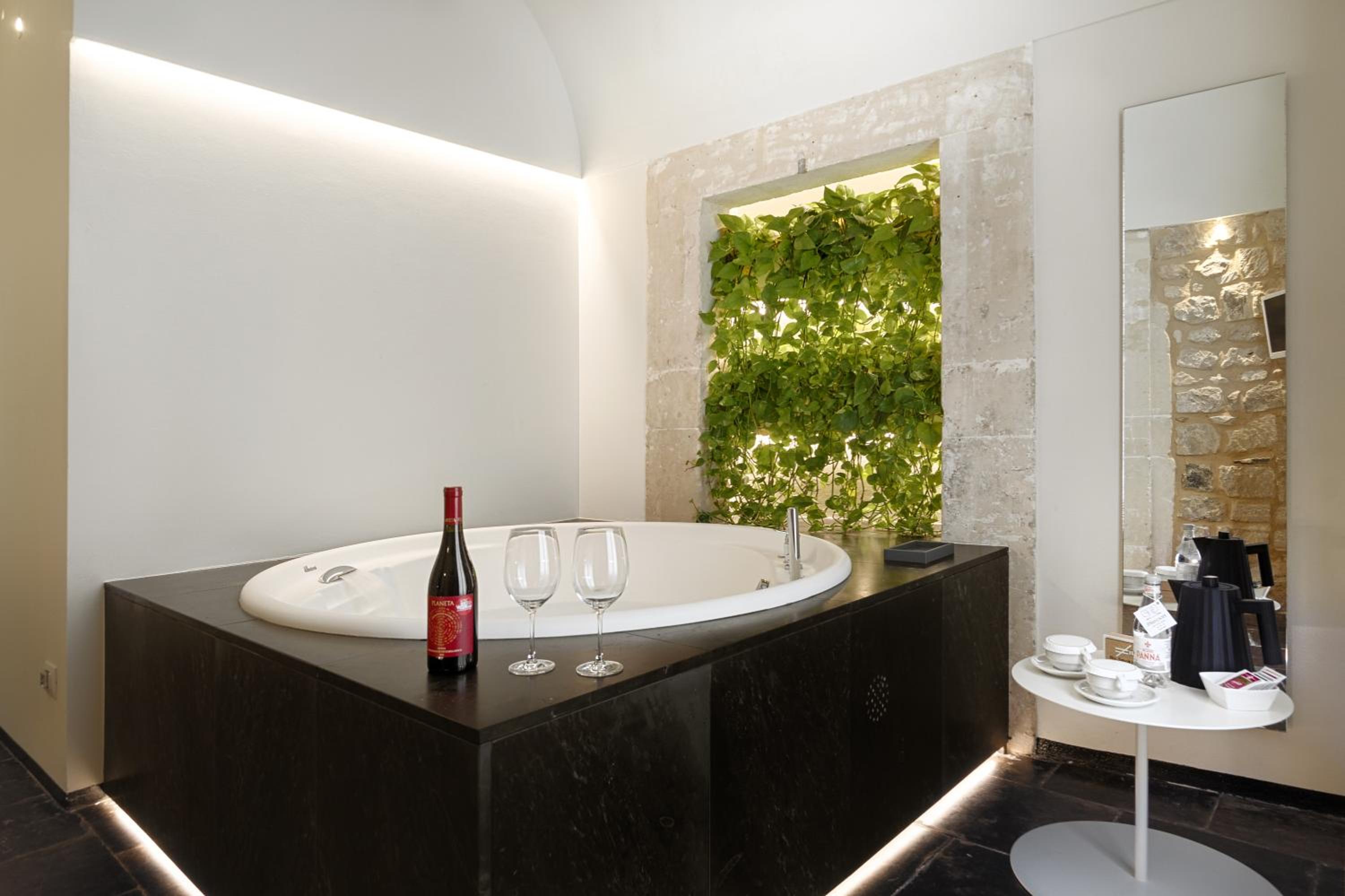 Queen Suite with Spa Bath - Photo 10