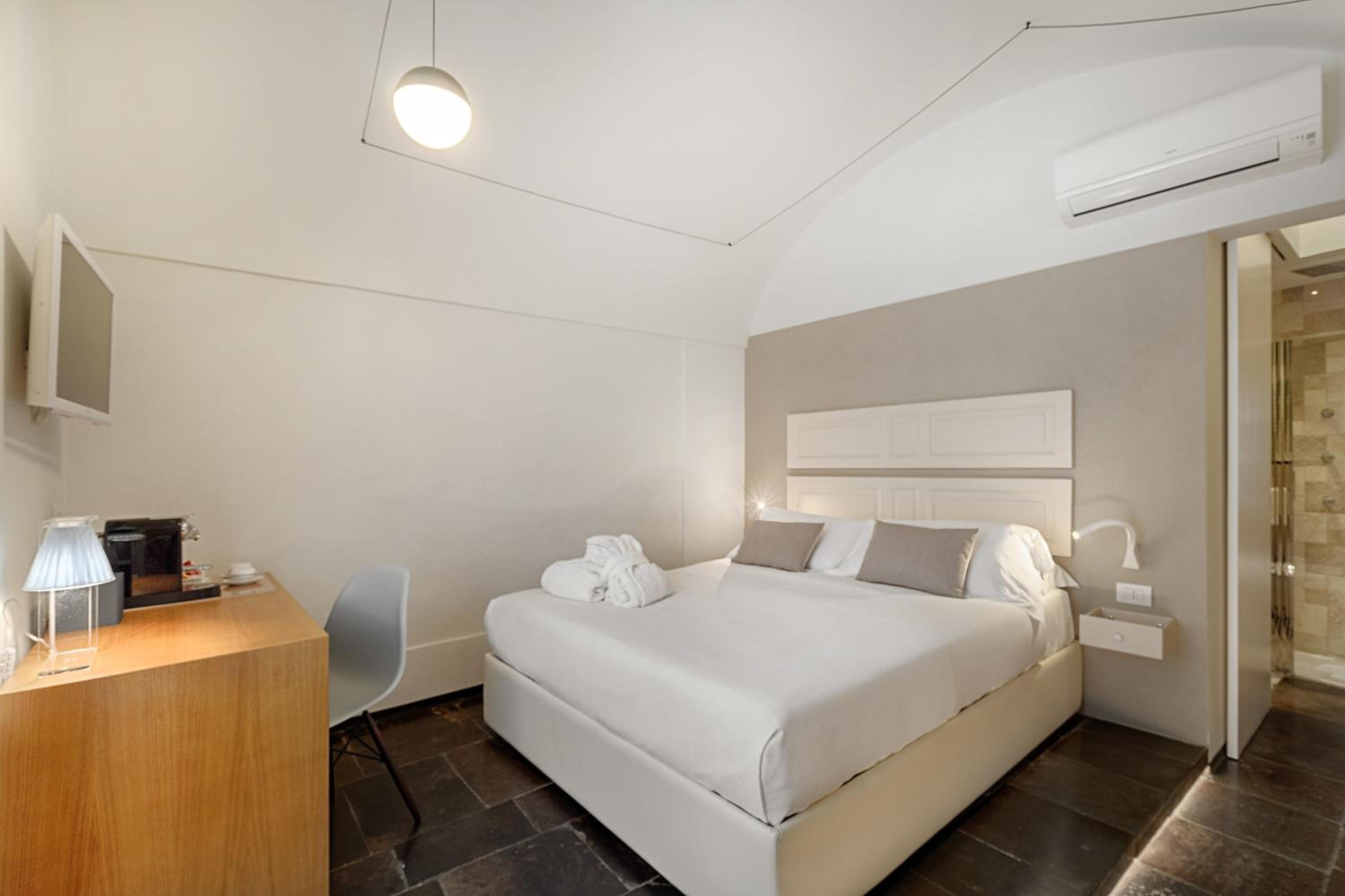 Queen Suite with Spa Bath - Photo 9