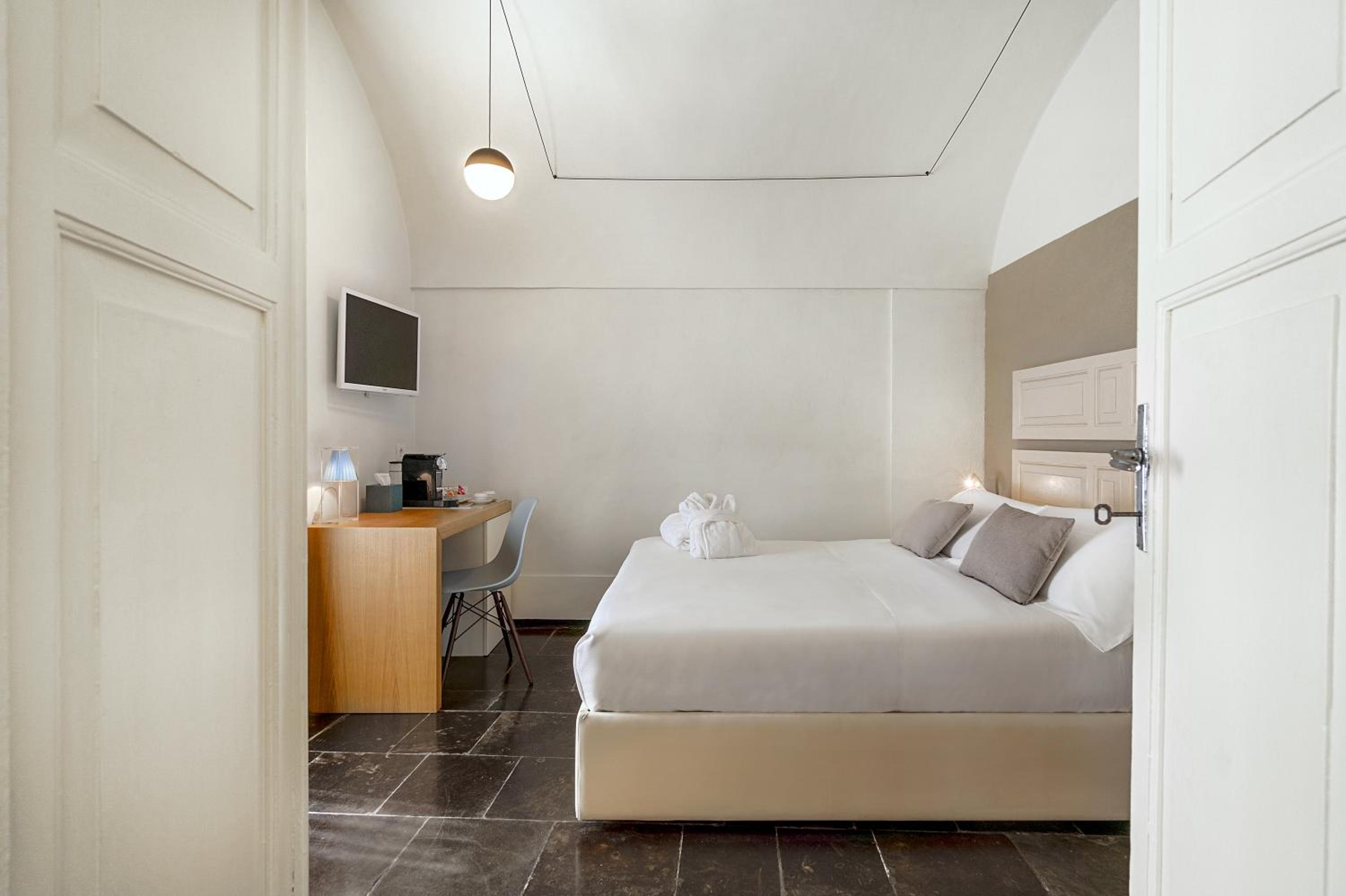Queen Suite with Spa Bath - Photo 2