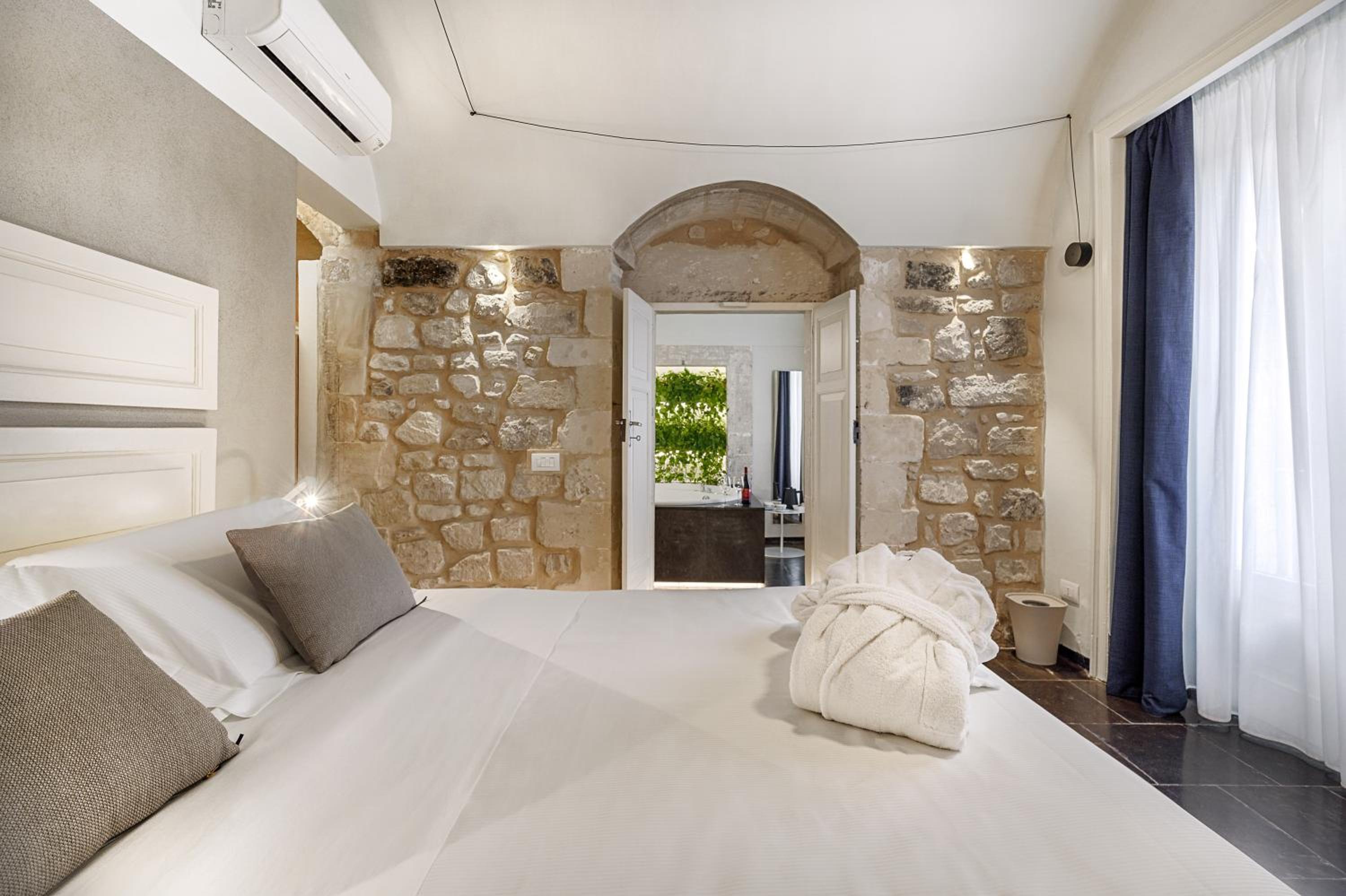 Queen Suite with Spa Bath - Photo 1