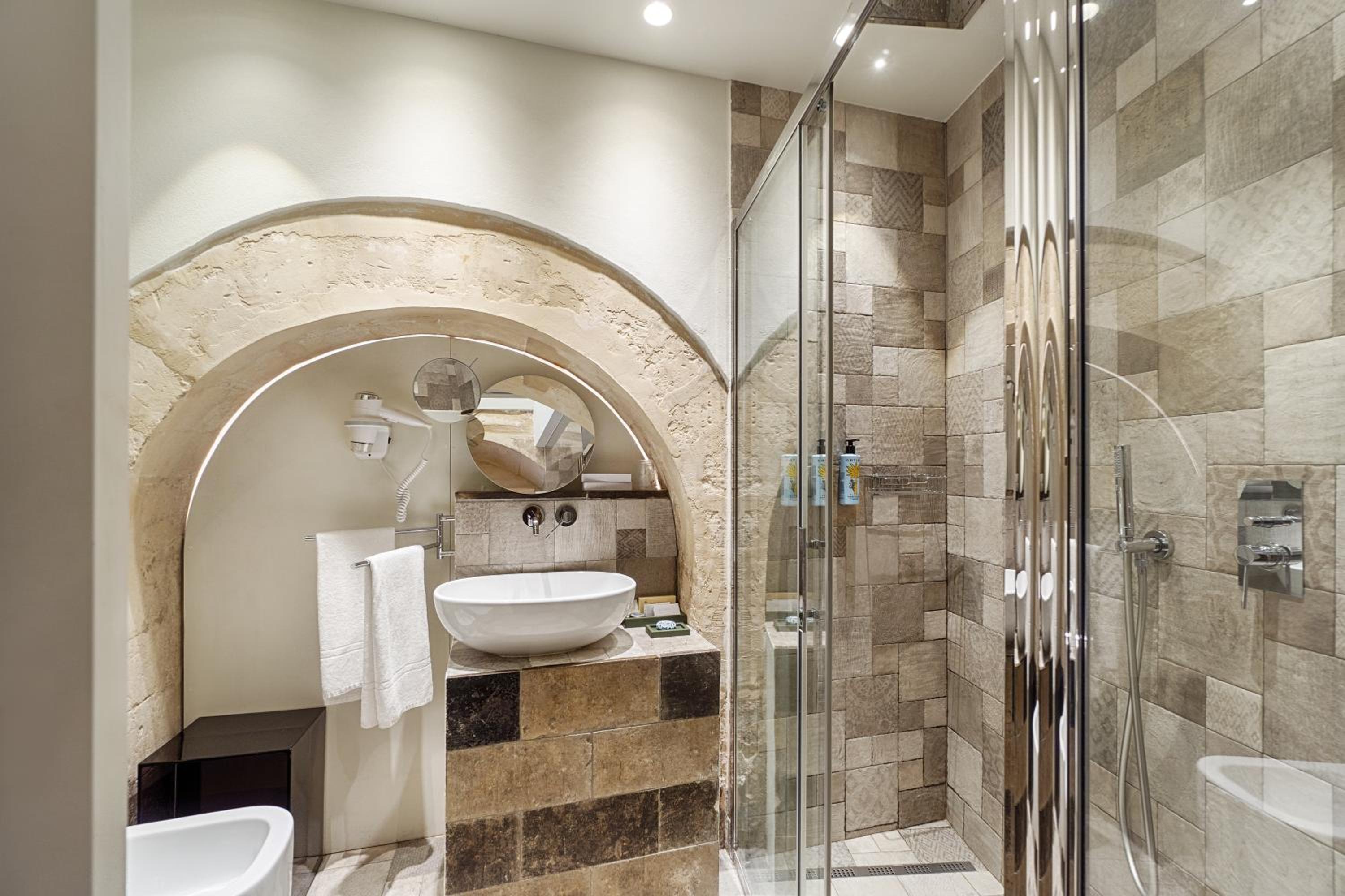 Queen Suite with Spa Bath - Photo 4