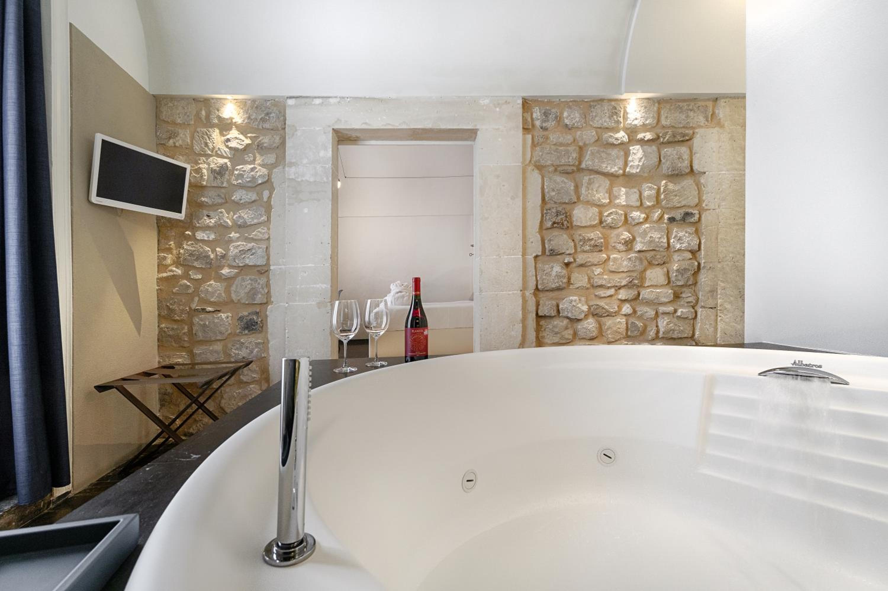 Queen Suite with Spa Bath - Photo 7