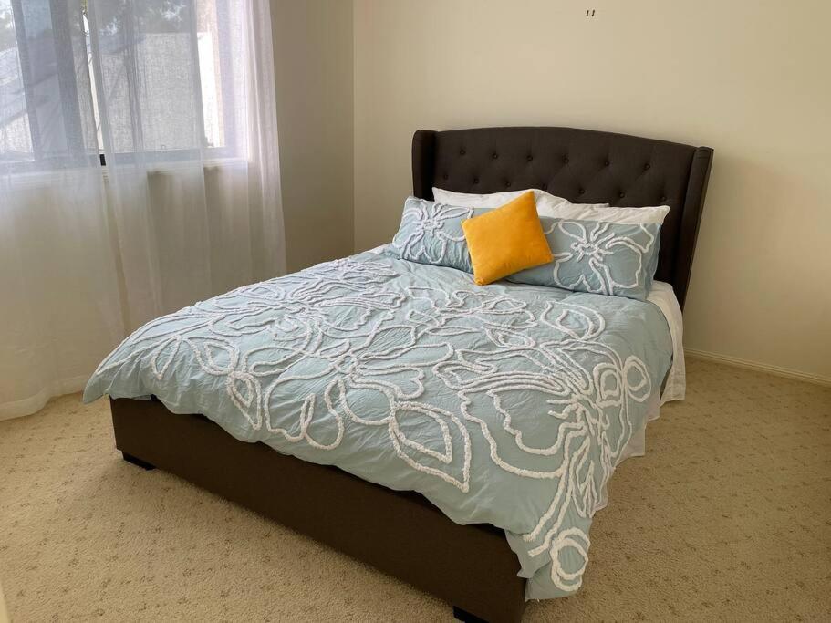 Five-Bedroom House photo 1