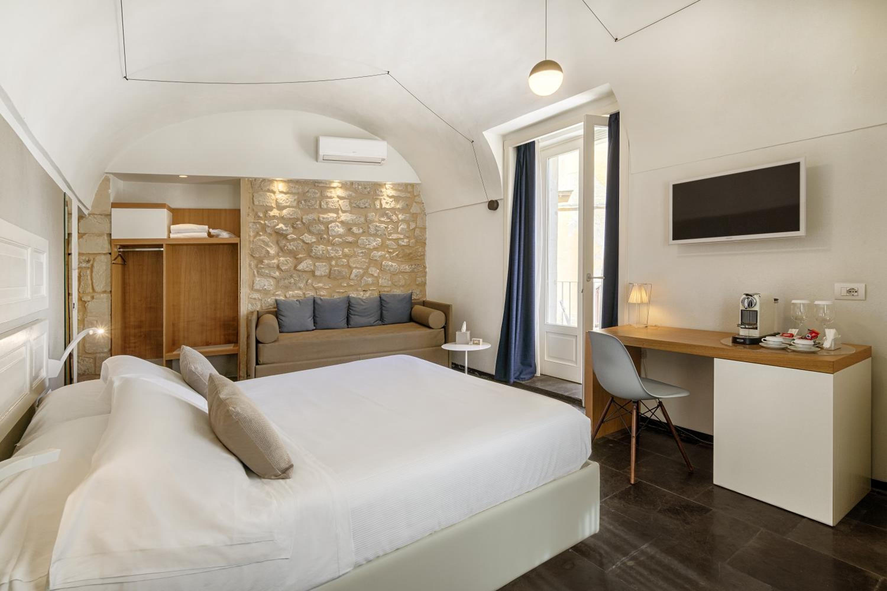 Junior Suite with Balcony - Photo 2