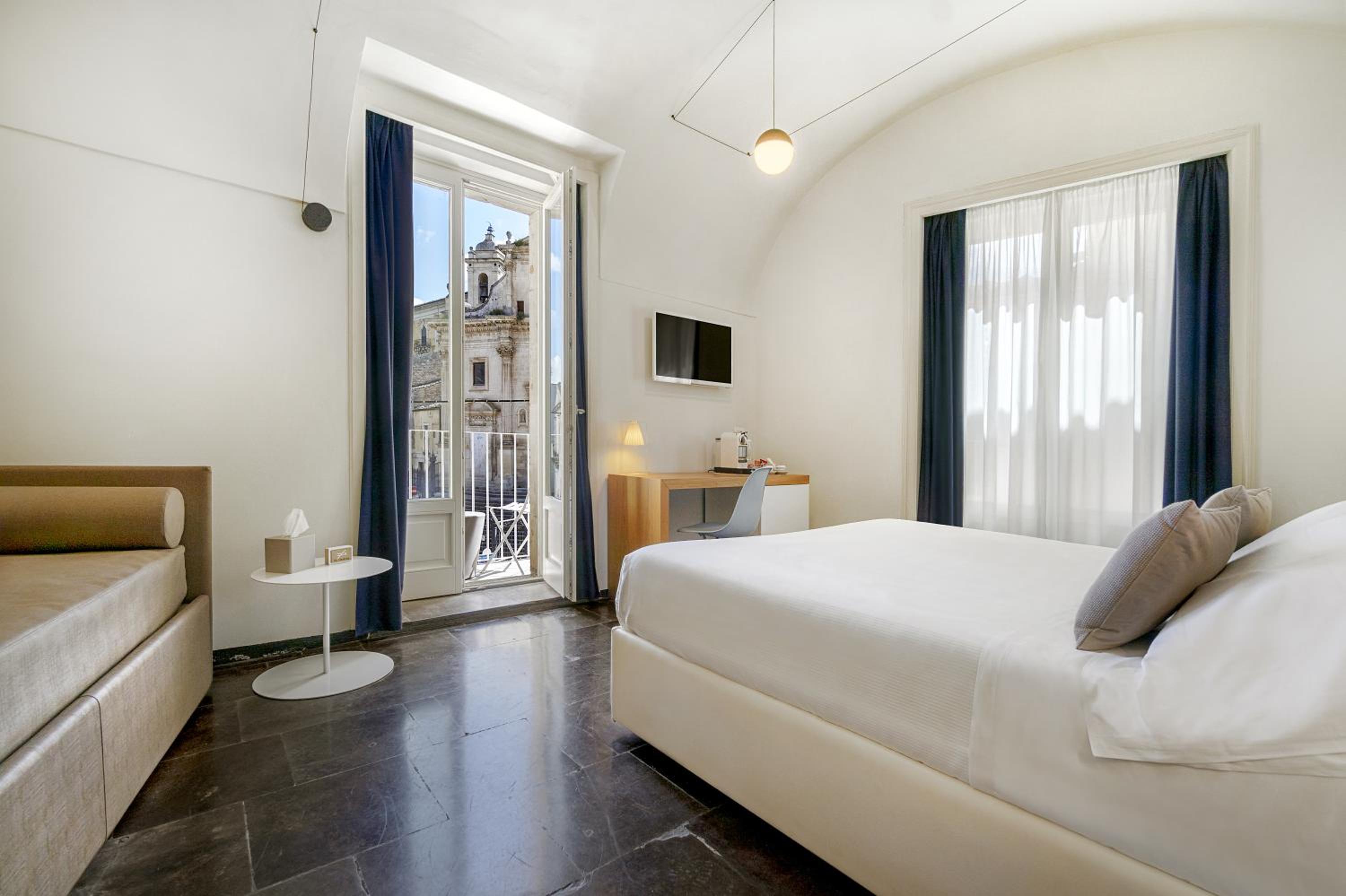 Junior Suite with Balcony - Photo 1