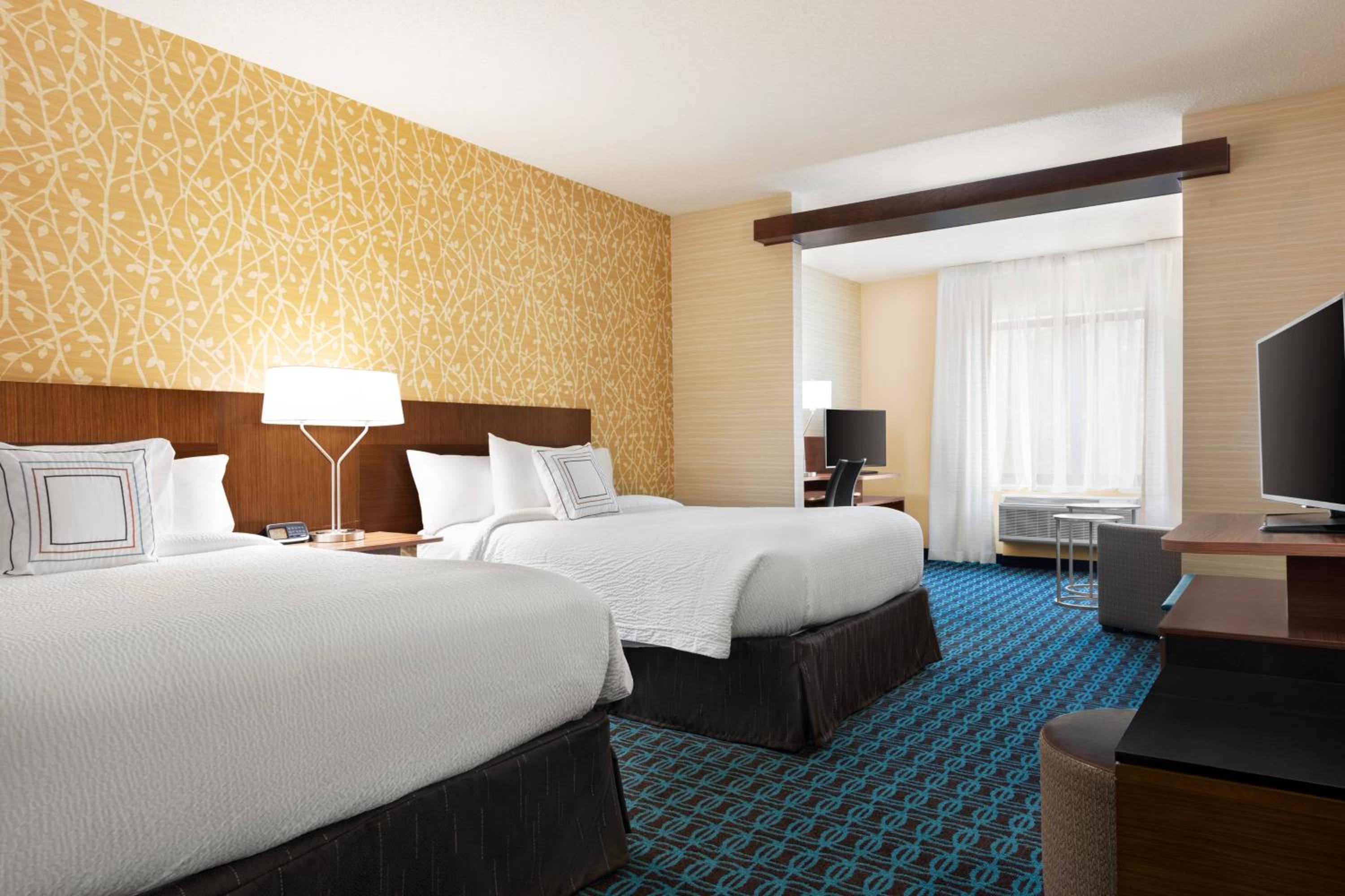 Deluxe Queen Suite with Two Queen Beds, Bathtub and Sofa Bed - Mobility Access photo 1