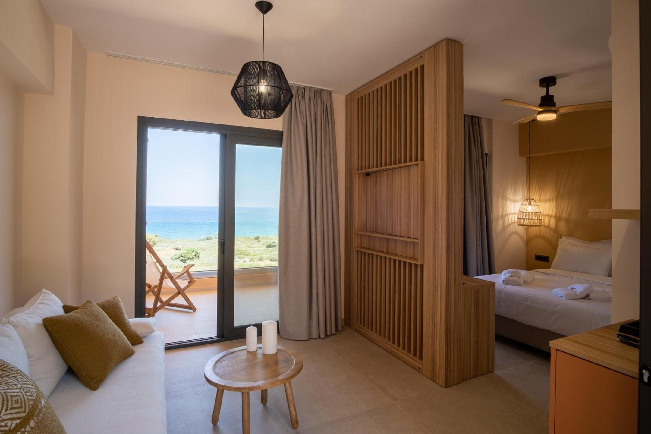 Deluxe Room with Balcony and Sea View - Photo 10