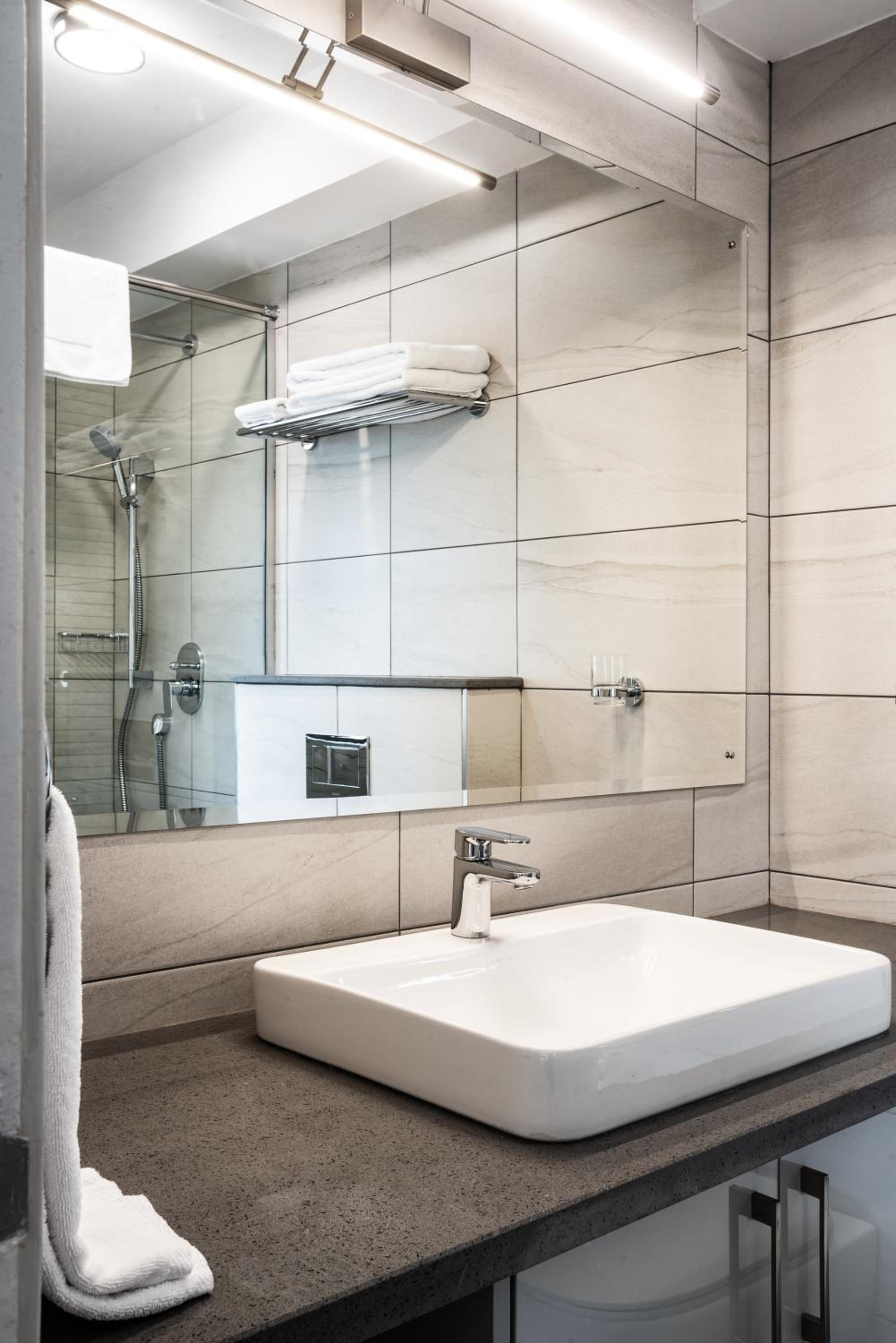 One-Bedroom Luxury Suite photo 2