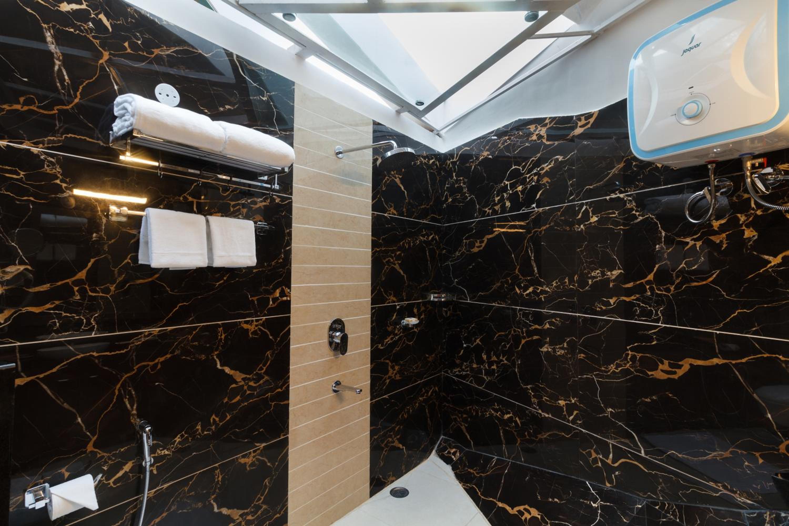 Skyscape Art Deco Room  photo 2