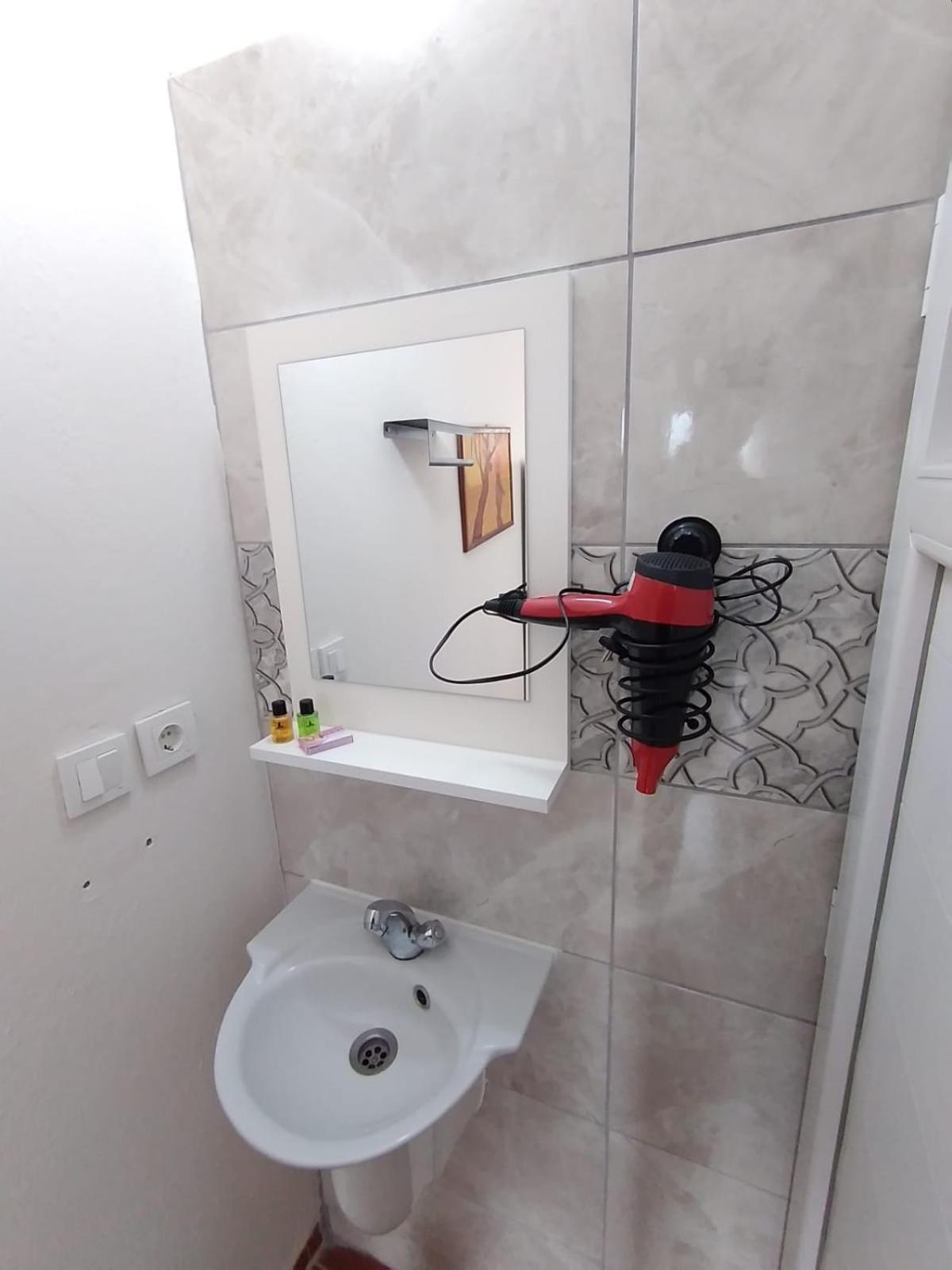 Standard Twin Room - Photo 2