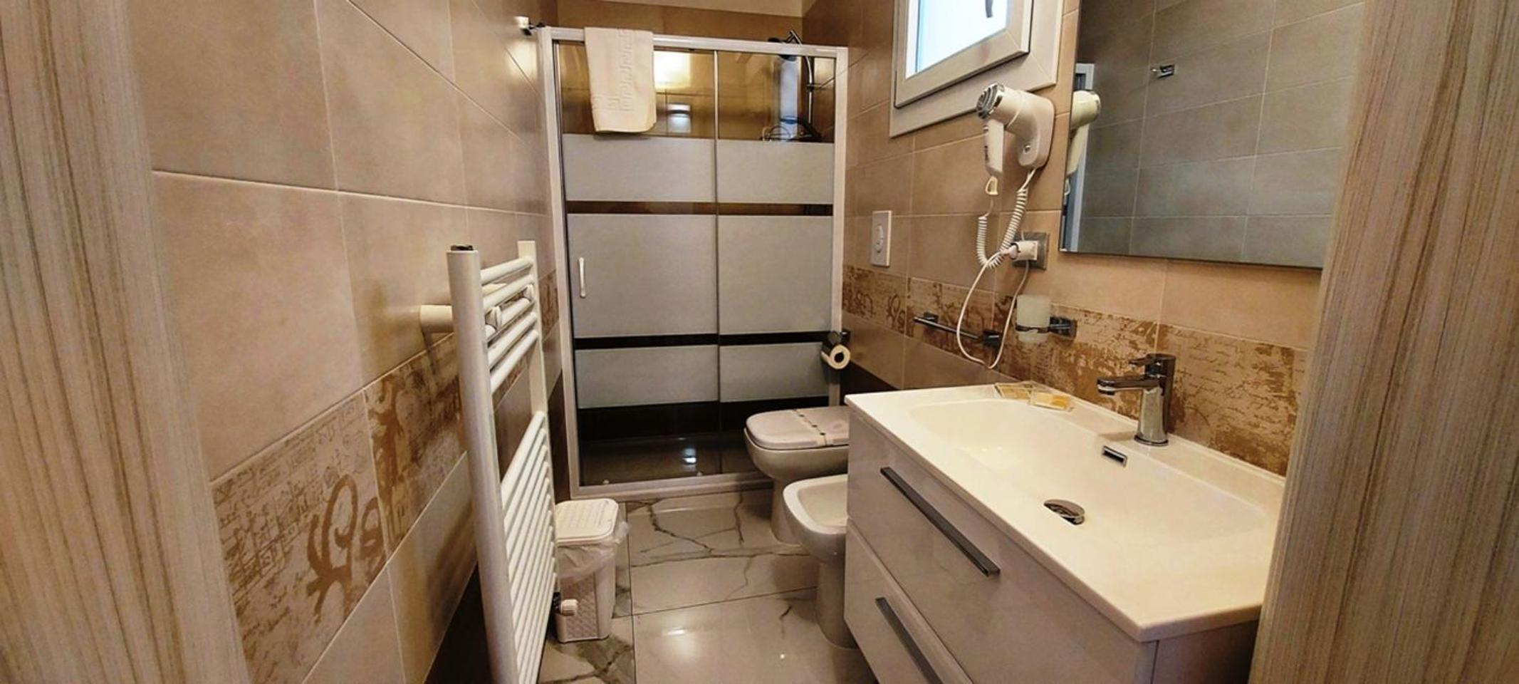 Double Room with Private Bathroom photo 3