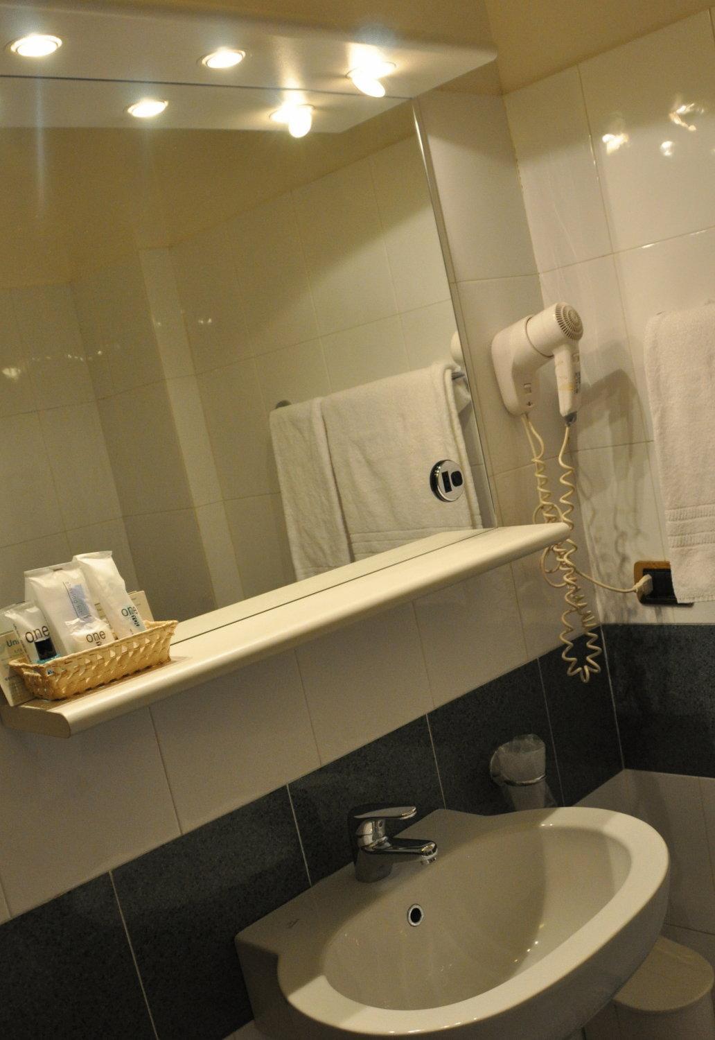 Twin Room - Photo 6