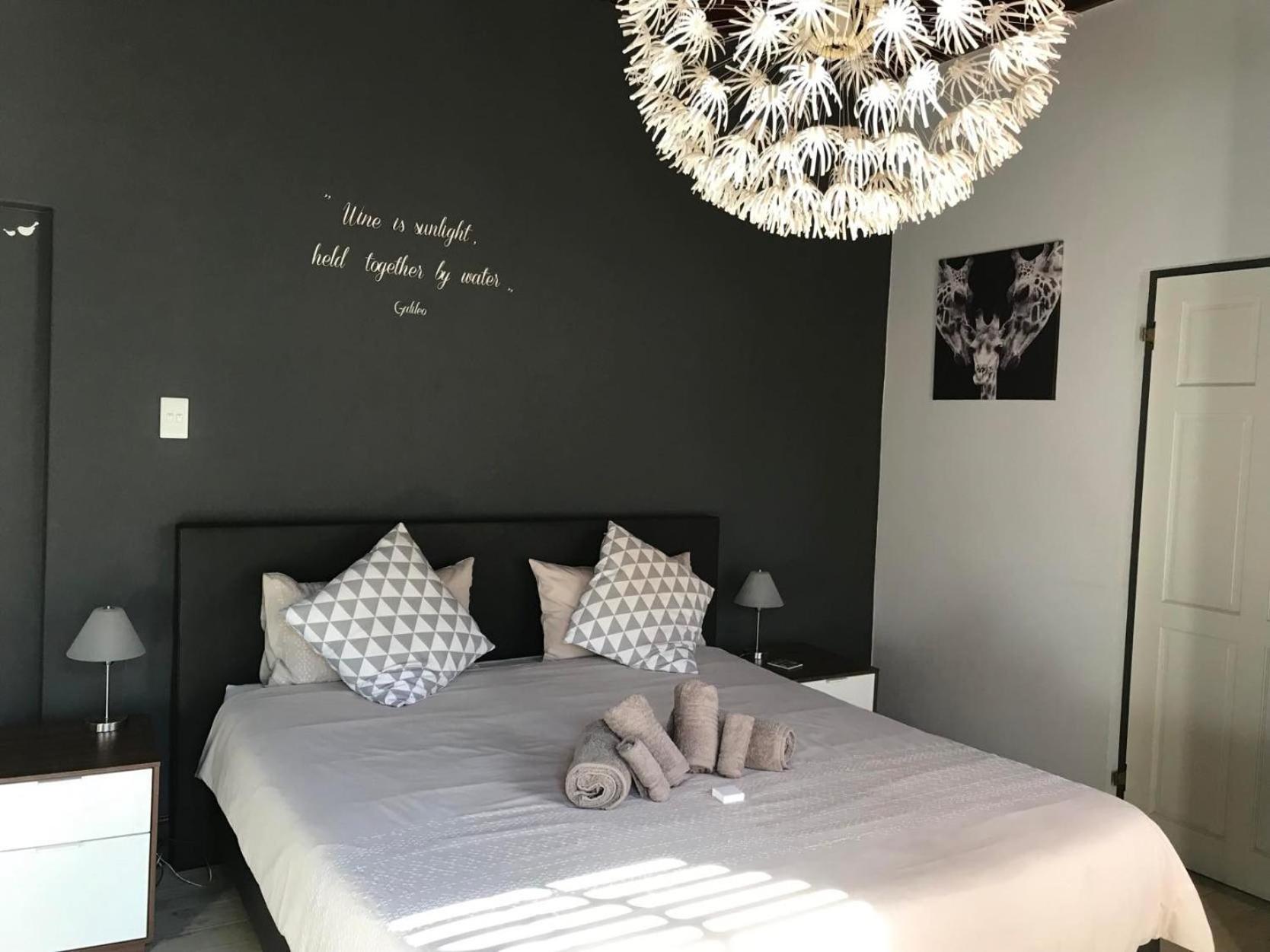 Suite - Photo 1