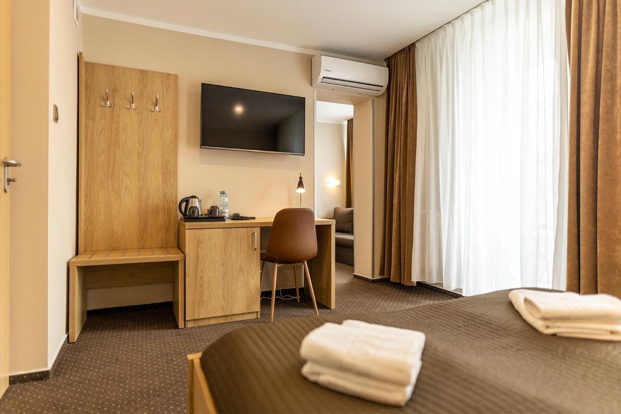 Deluxe Double Room with Balcony photo 3