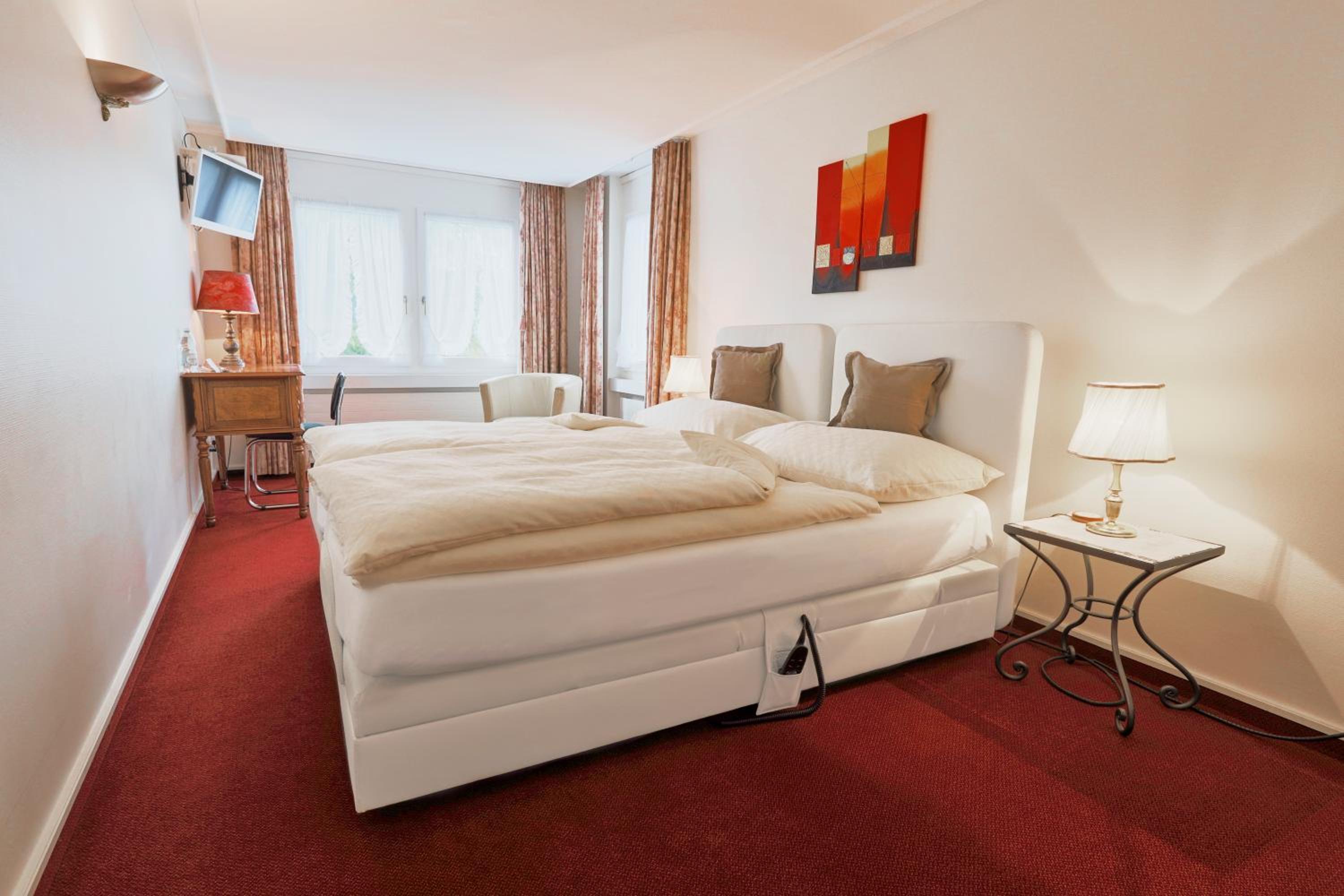 Corner Double Room with Free Parking - Photo 1