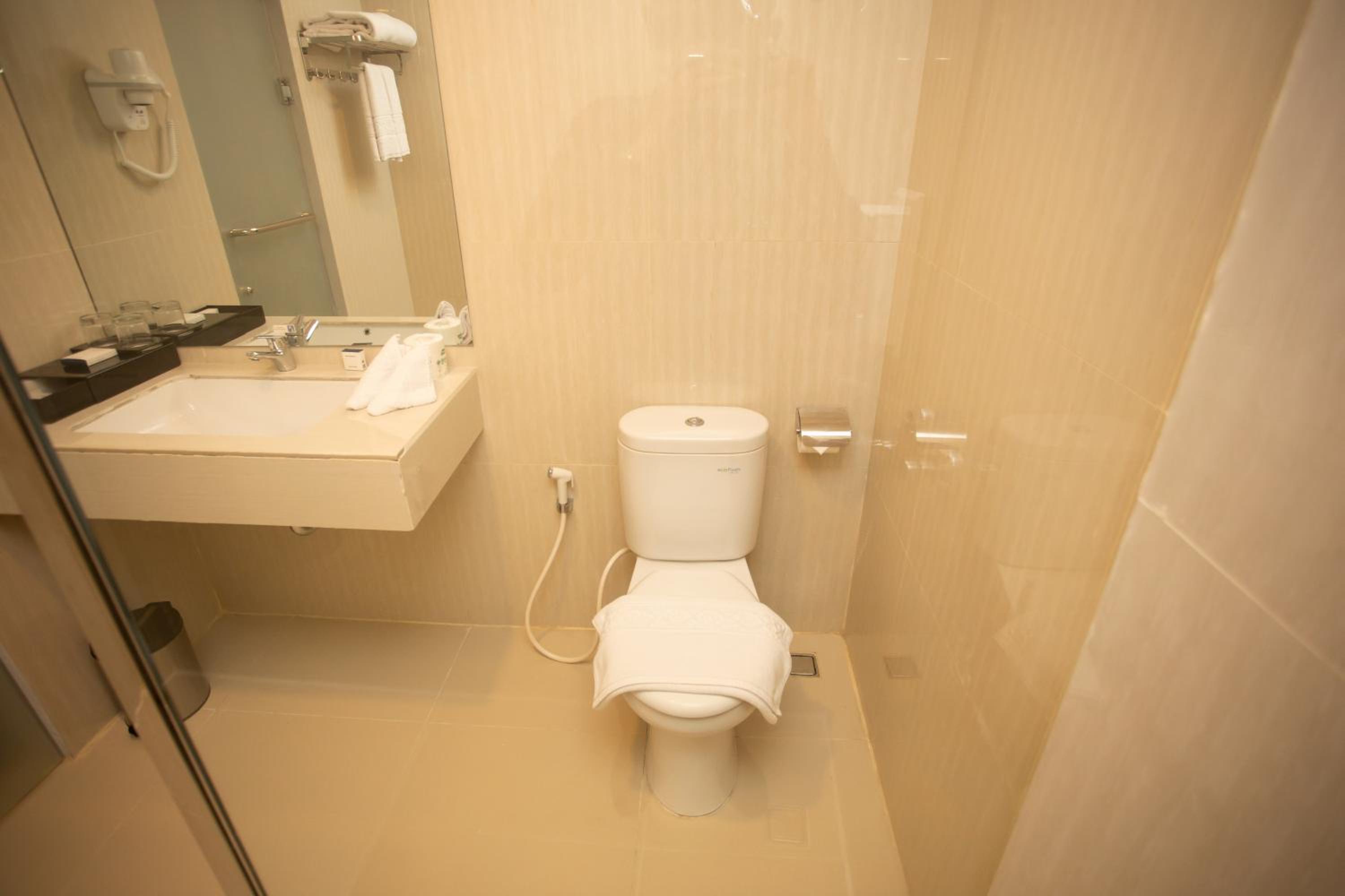 Deluxe Double Room - Smoking - Photo 3