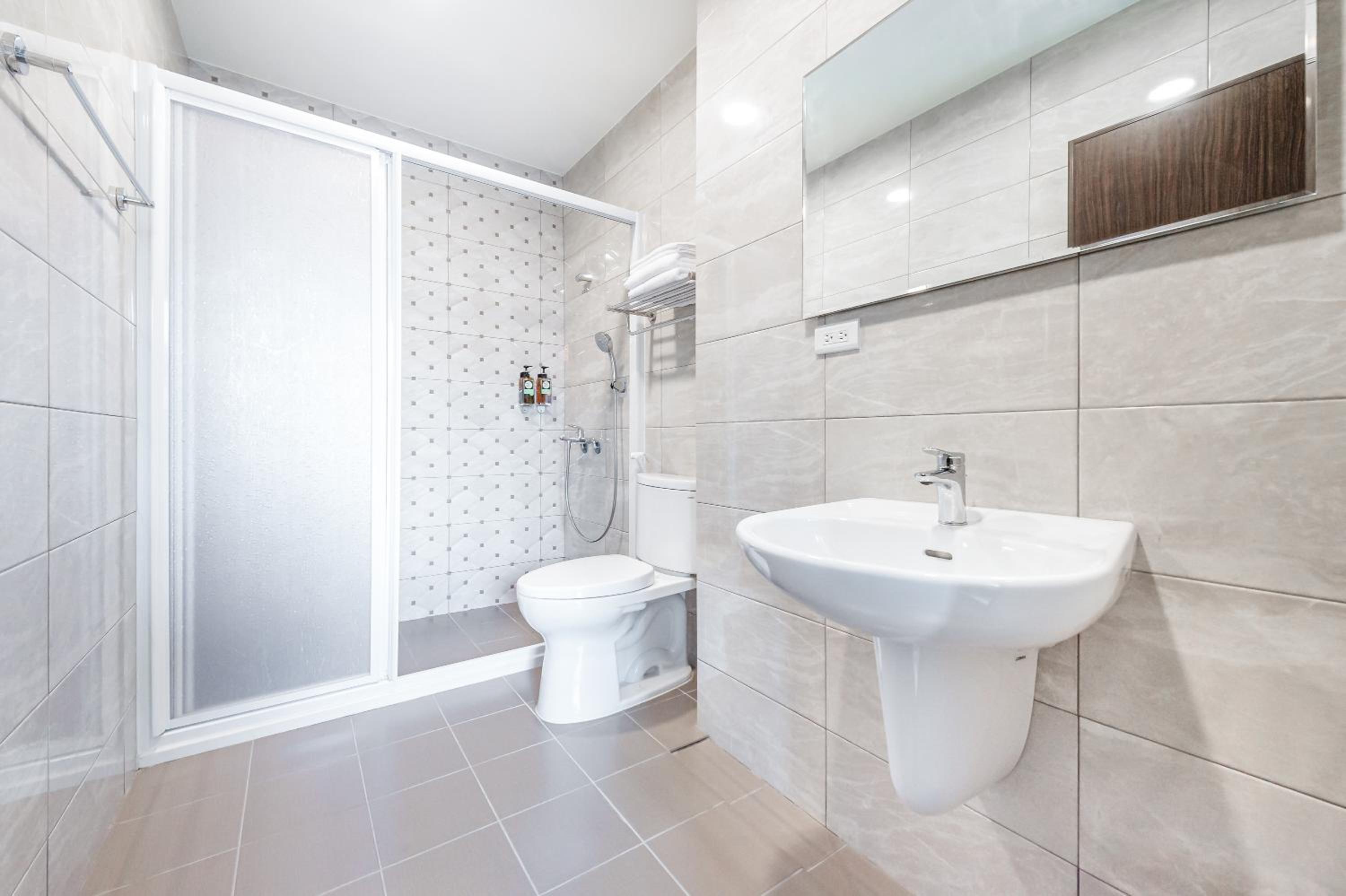 Double Room with Balcony - Photo 9