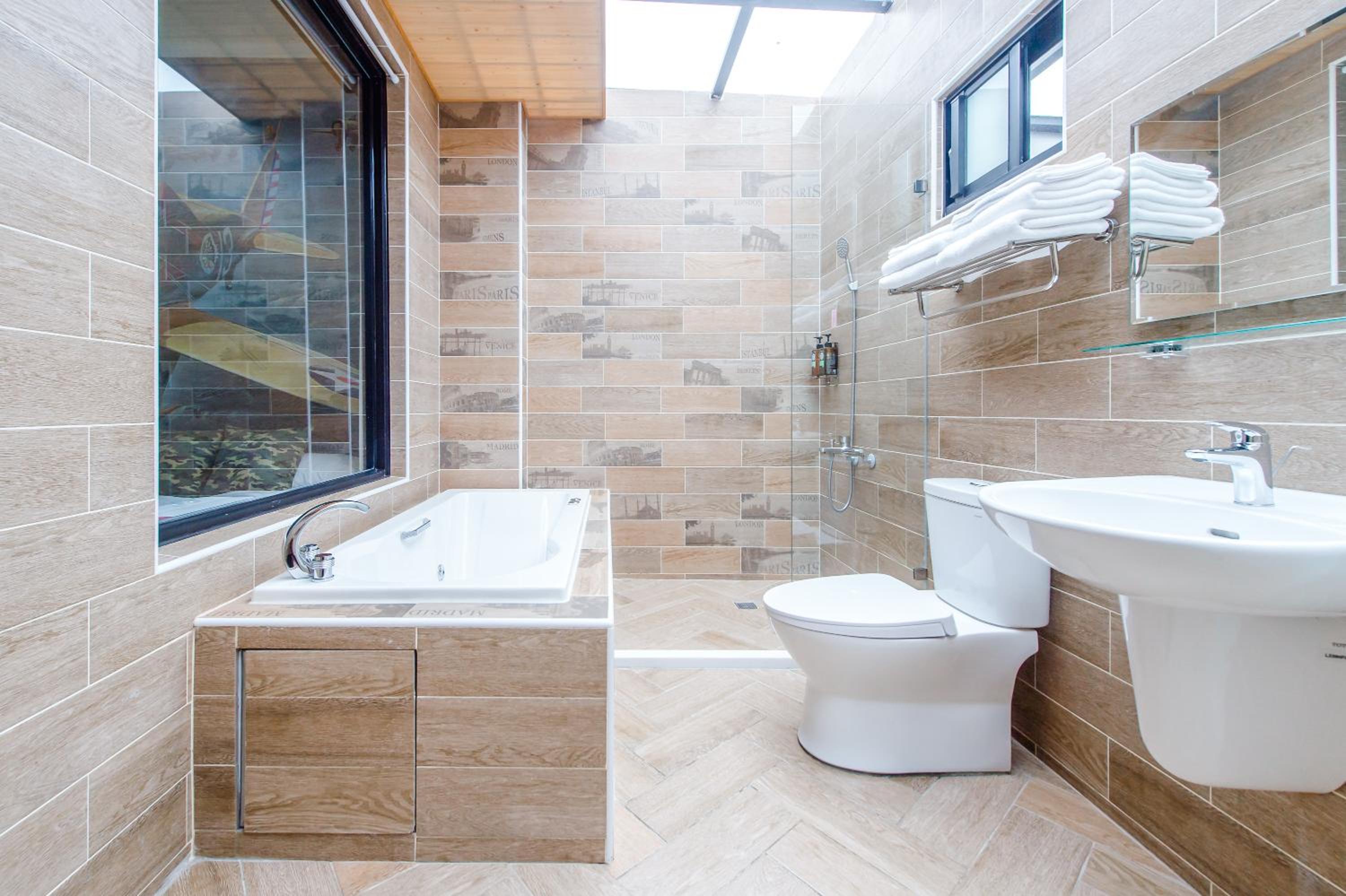 Quadruple Room with Bath - Photo 10