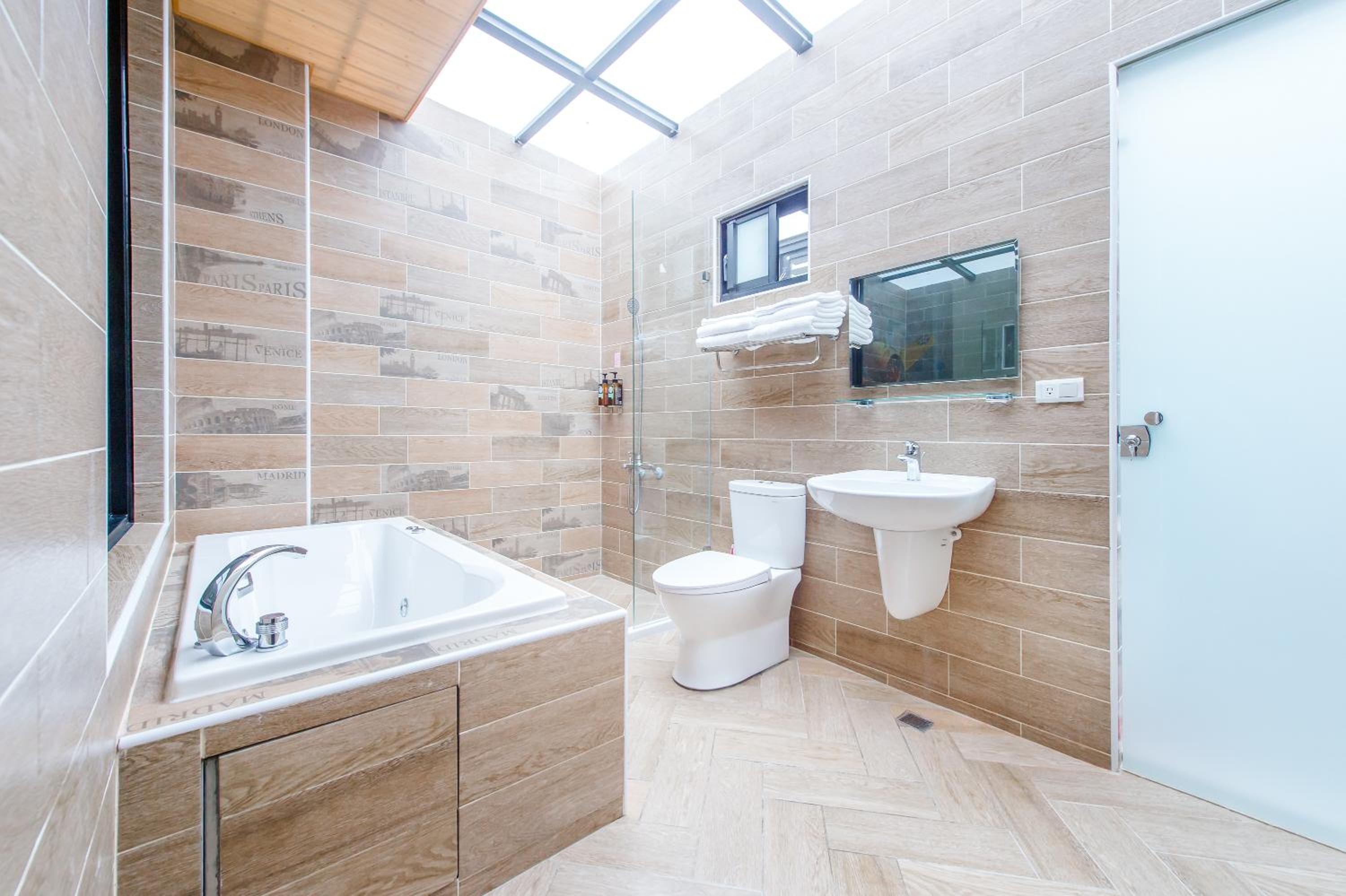 Quadruple Room with Bath - Photo 8