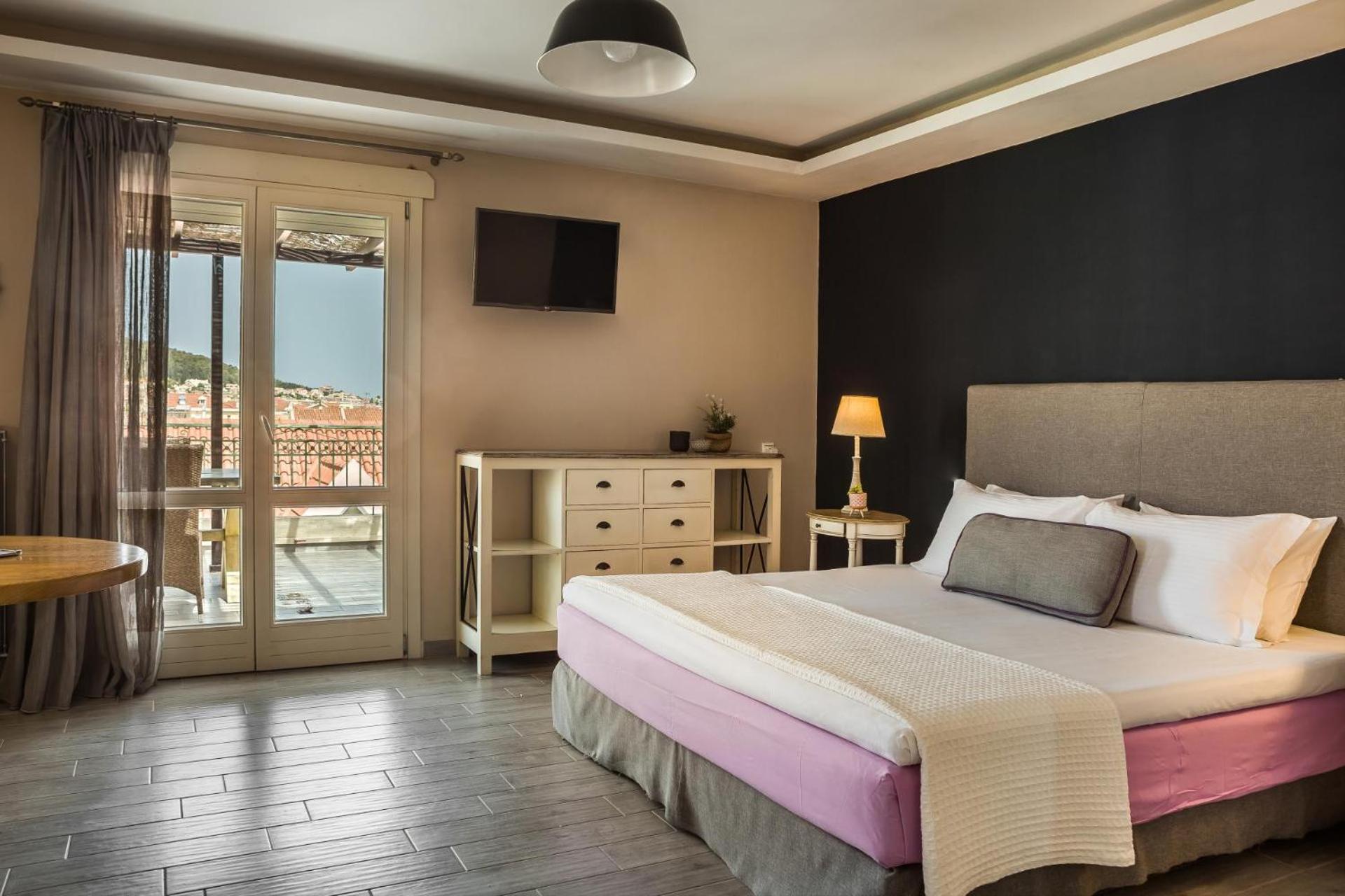 One-Bedroom Apartment - Photo 9