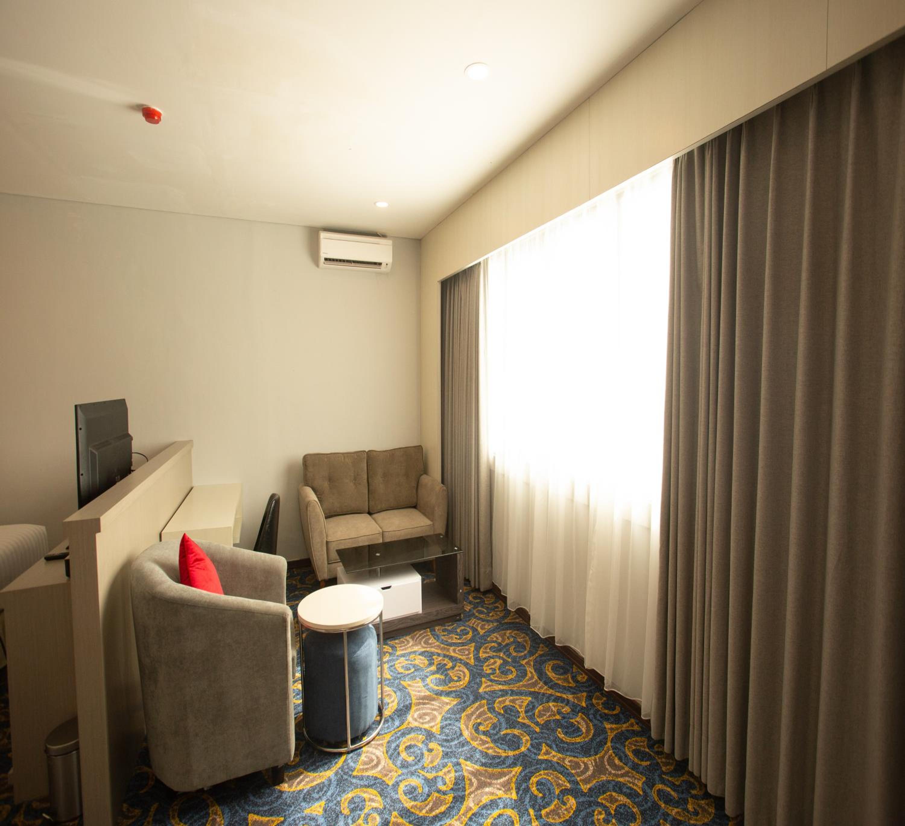 Executive Suite - Photo 4
