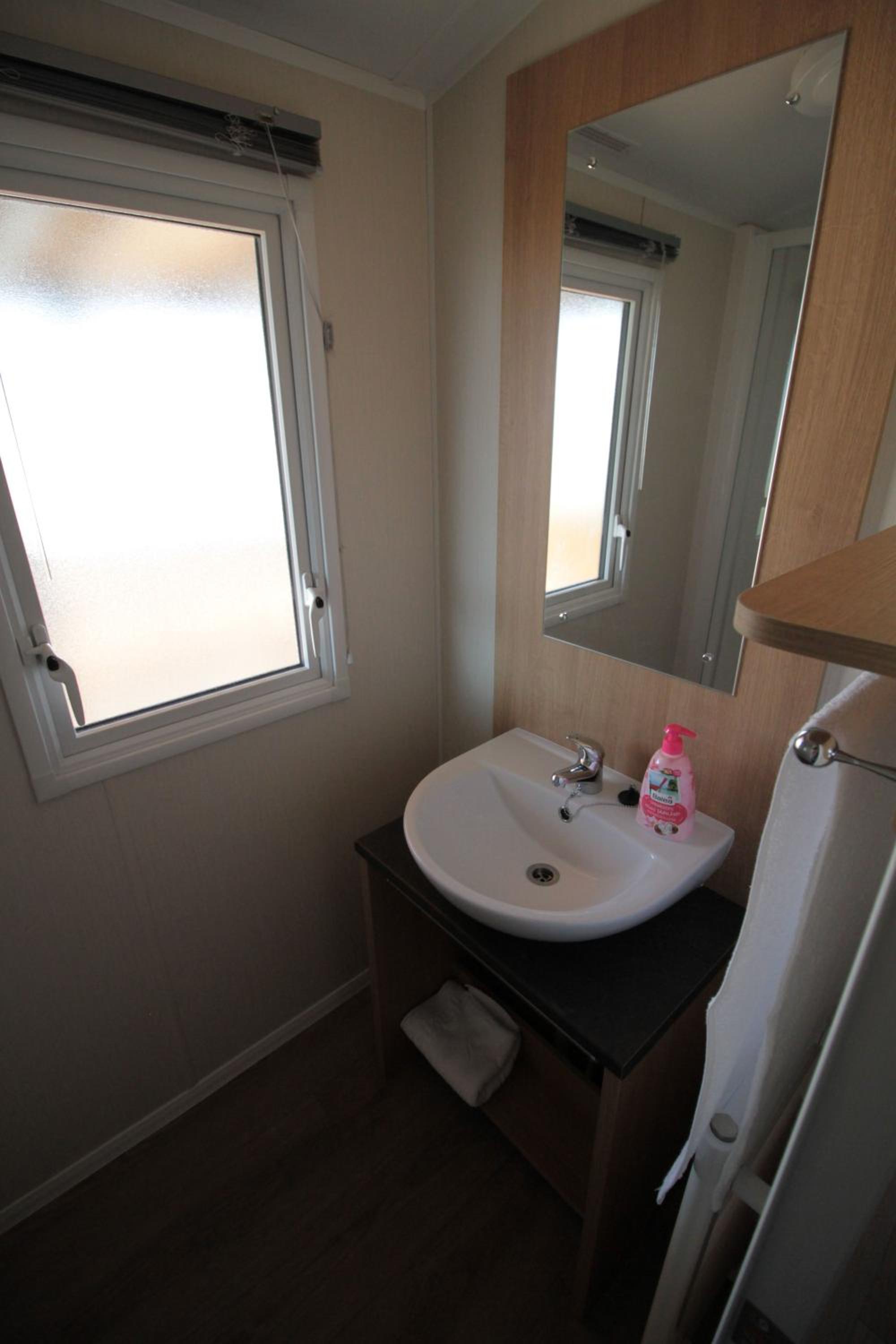 Mobile Home - Photo 10