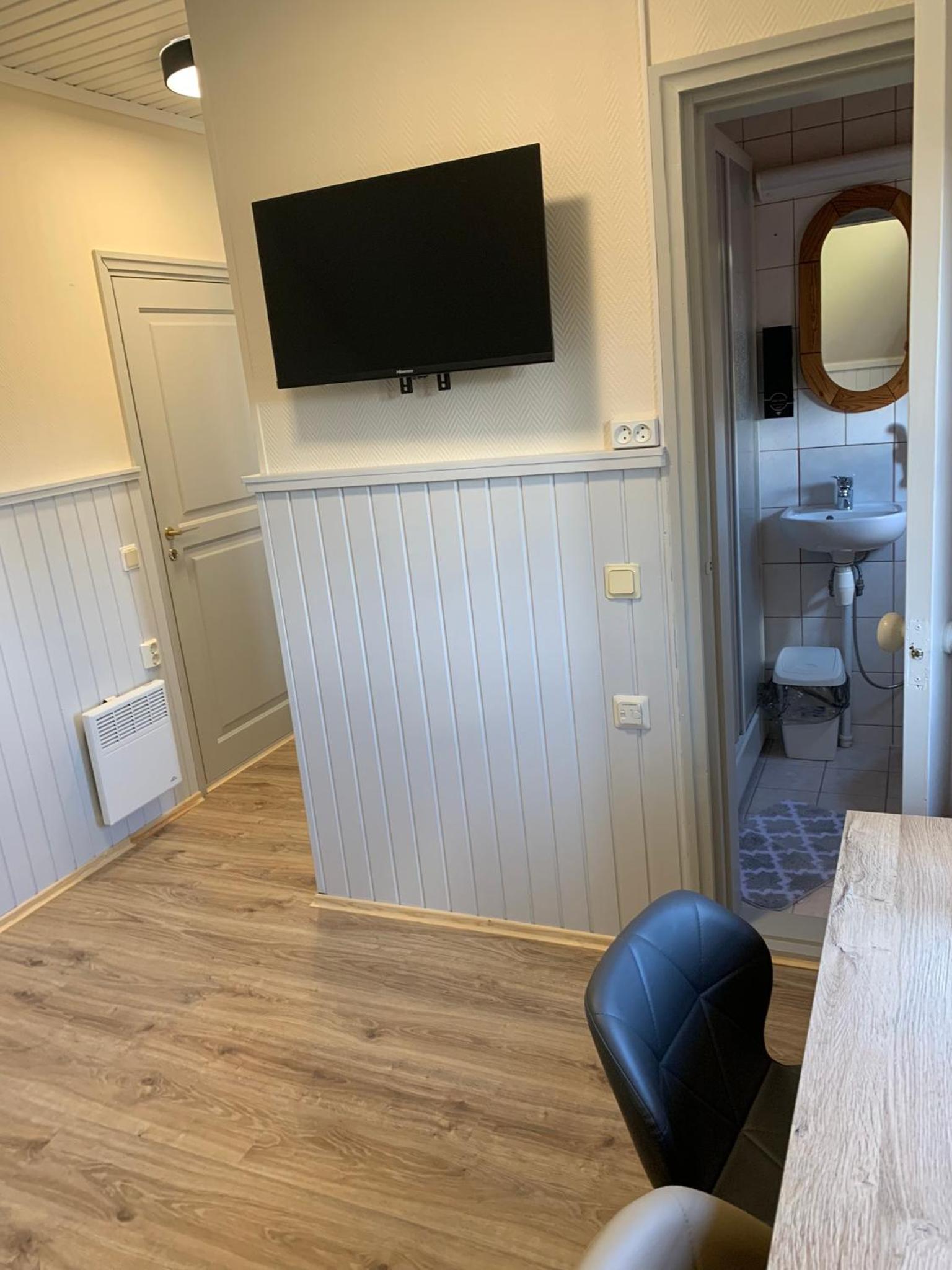 Twin Room with Private Bathroom - Photo 3