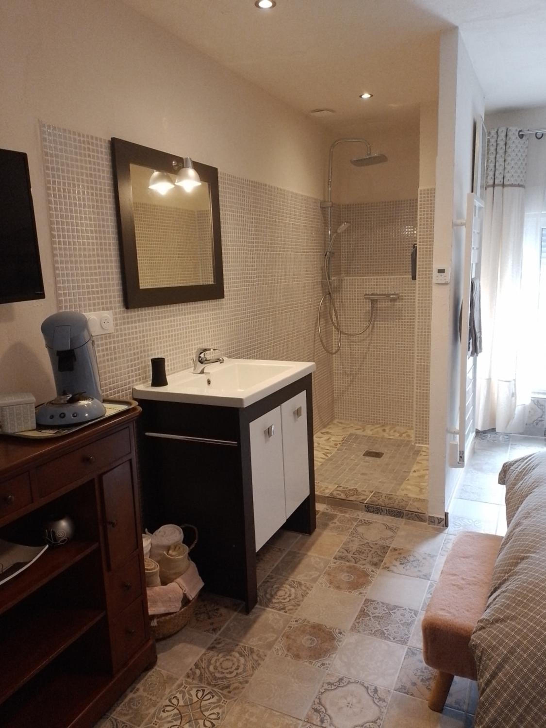 Double Room with Private Bathroom - Photo 7