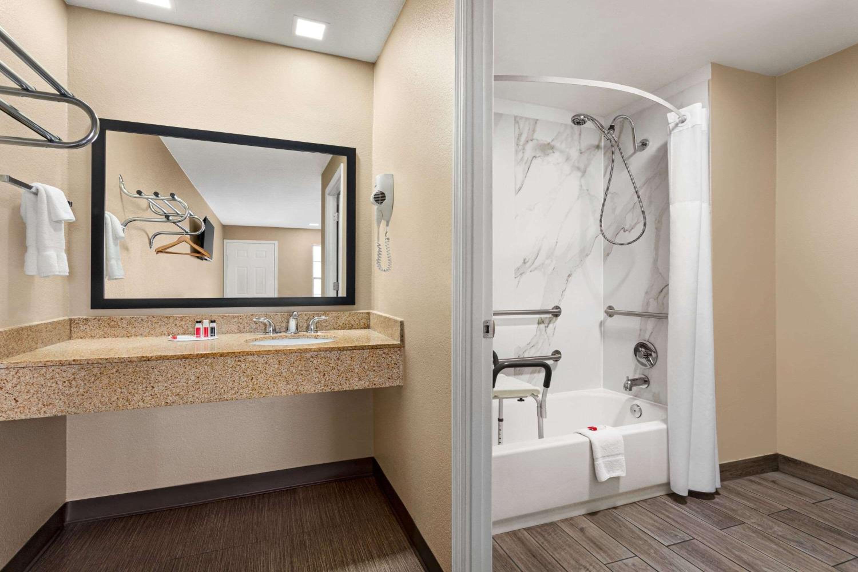 Queen Room - Mobility Access/Non-Smoking - Photo 2