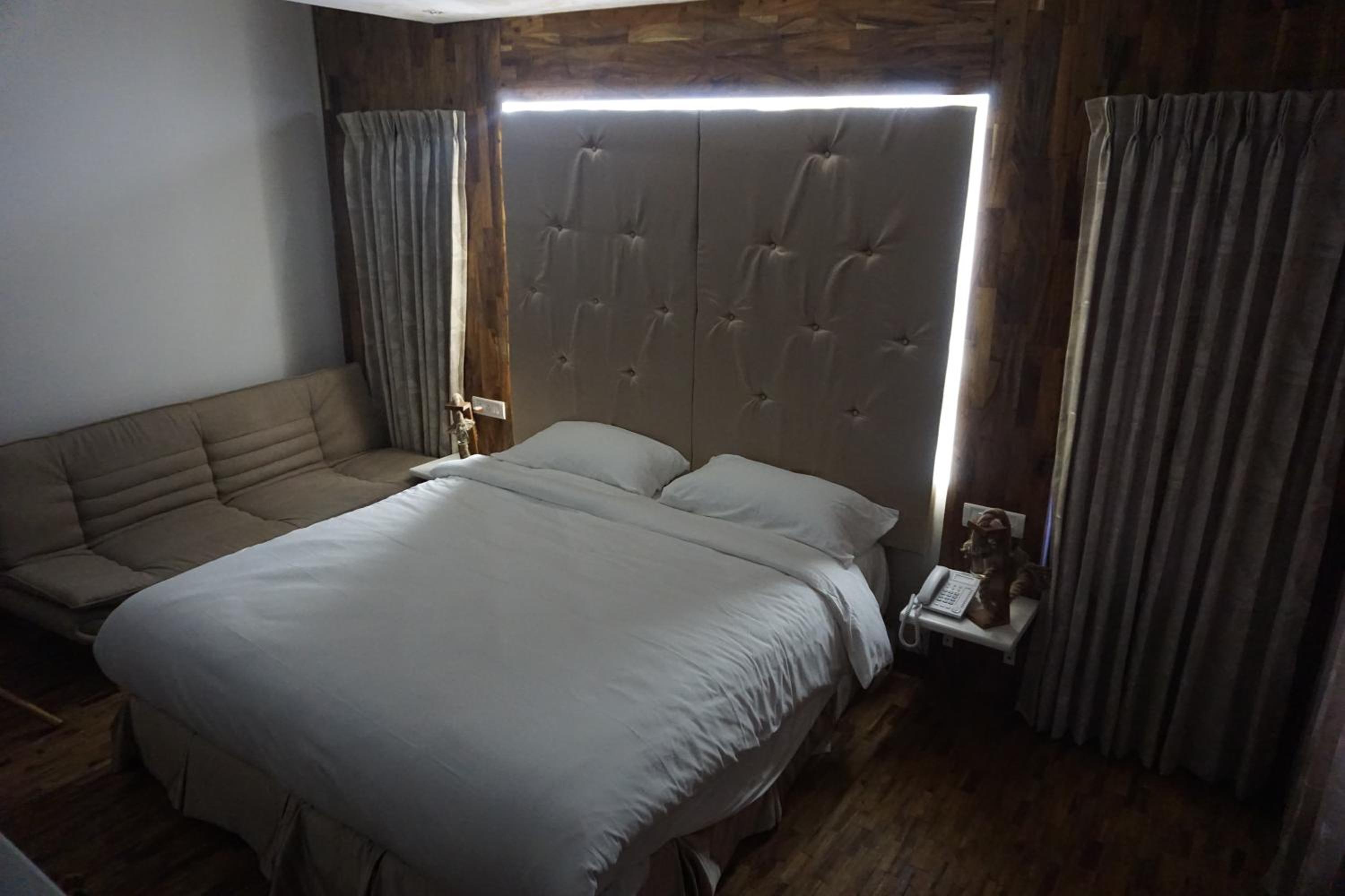Deluxe King Room - Photo 7