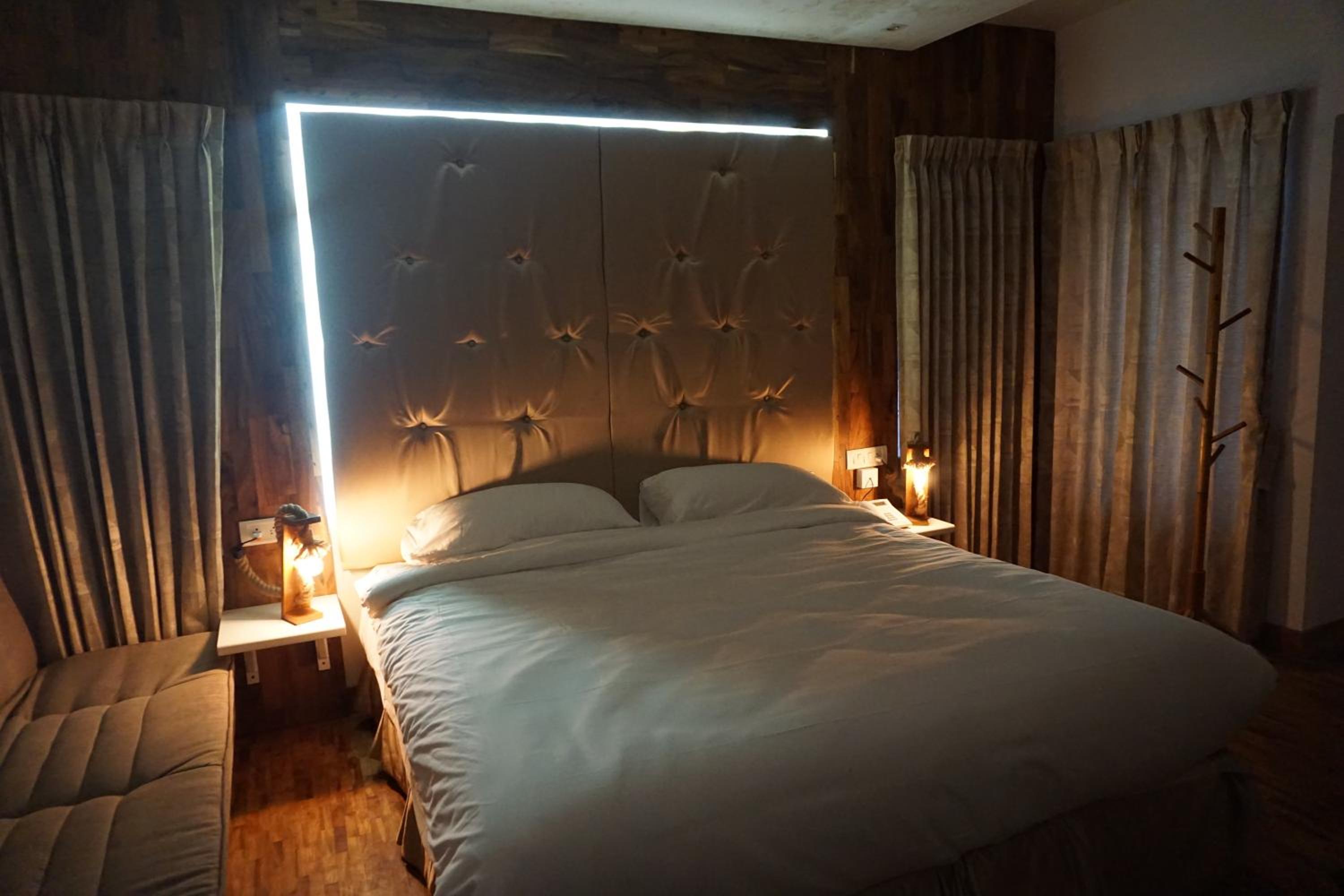 Deluxe King Room - Photo 4