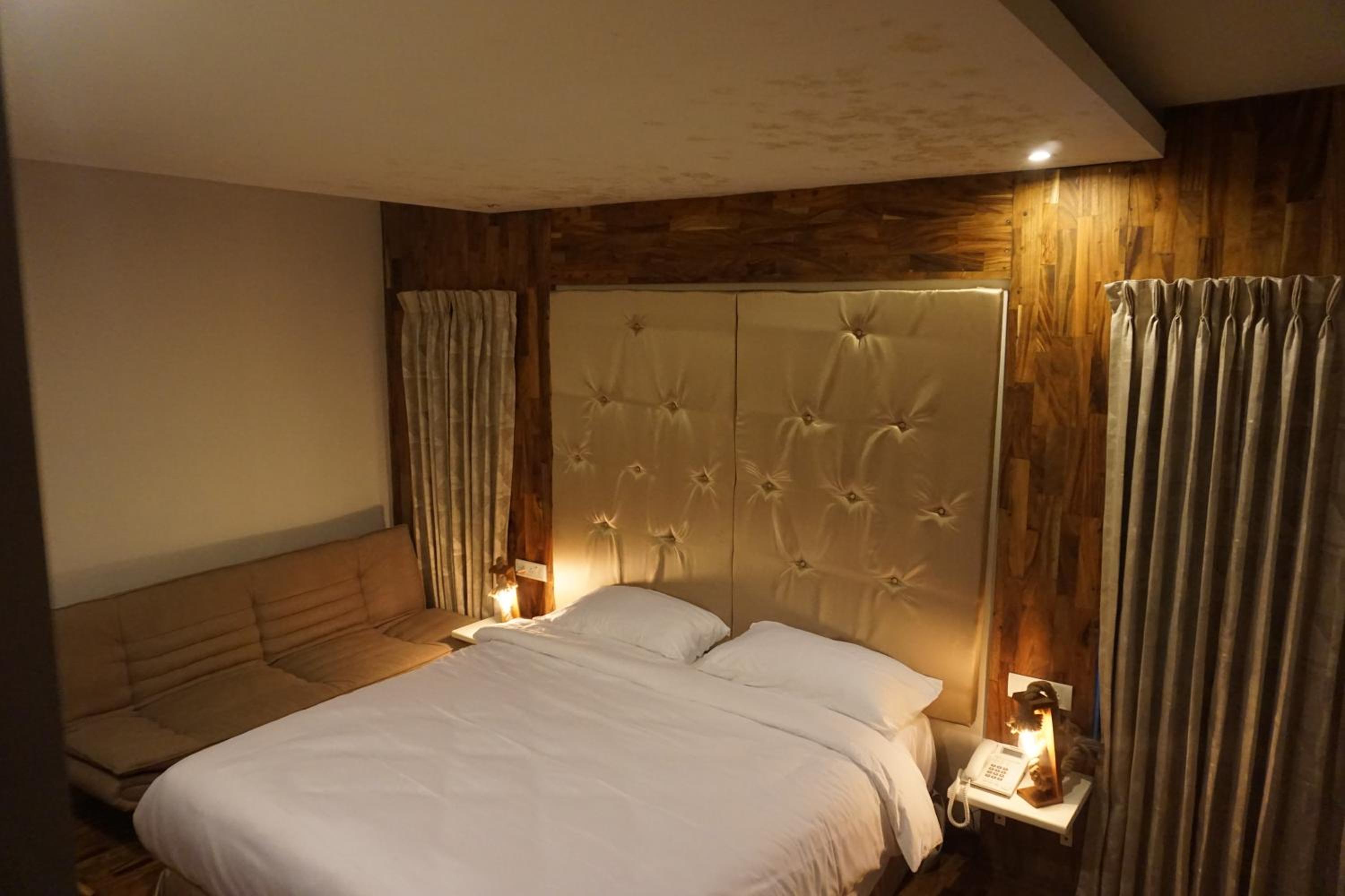 Deluxe King Room - Photo 2