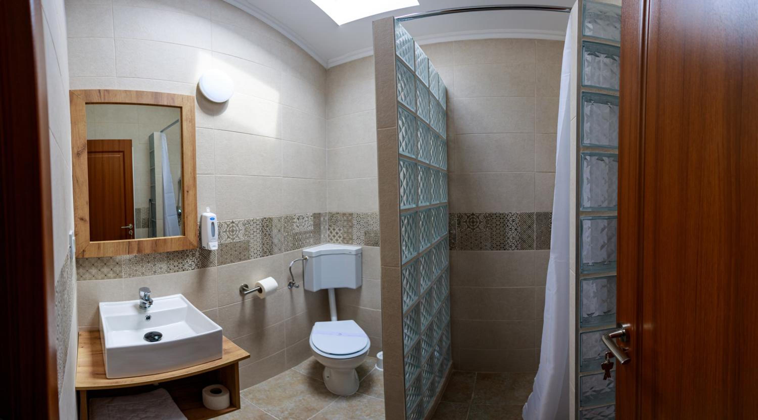 Quadruple Room - Photo 9