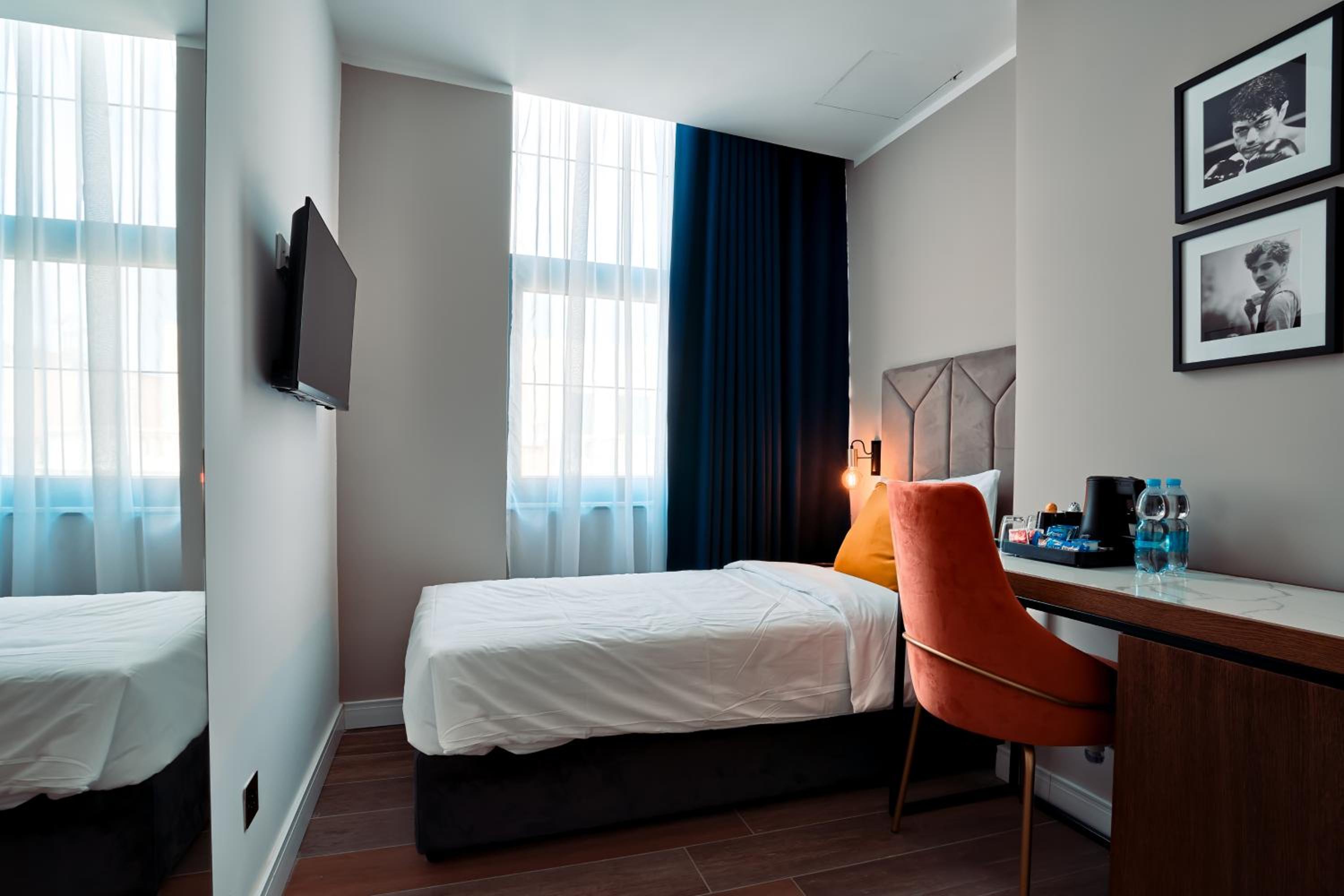 Single Room with Private Bathroom photo 1