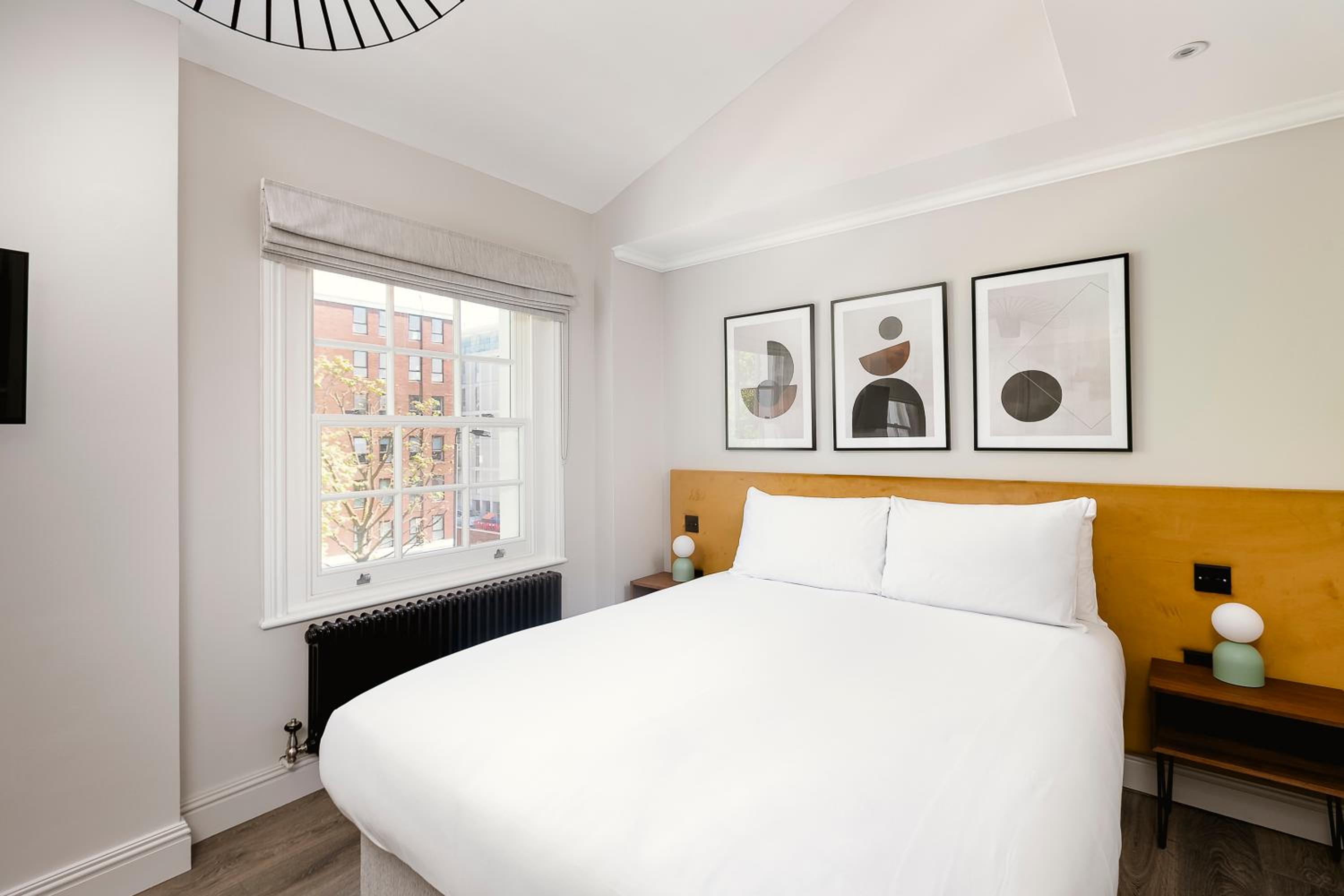 Deluxe King Studio photo 1