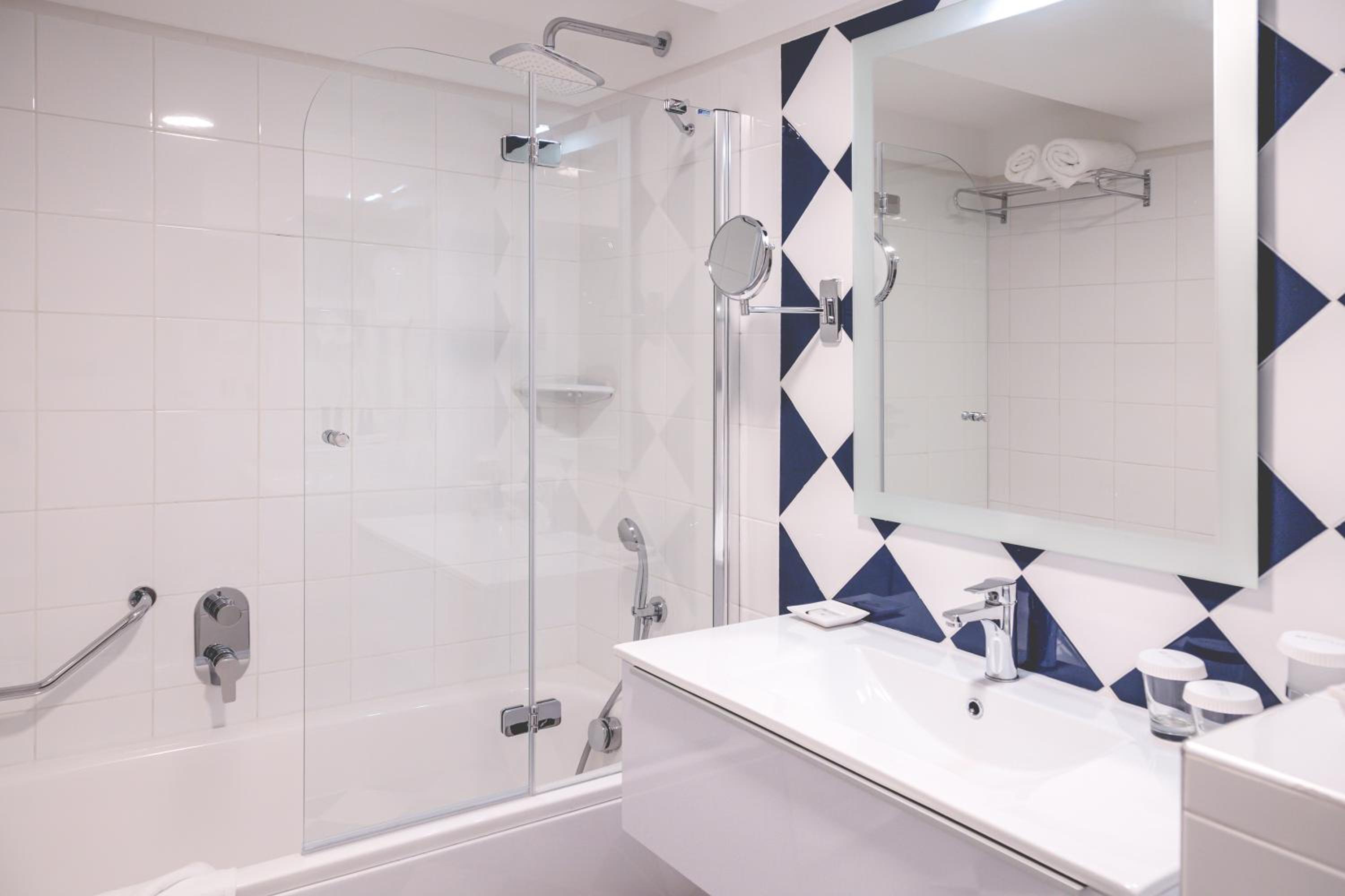 Double or Twin Room with Partial Sea View
