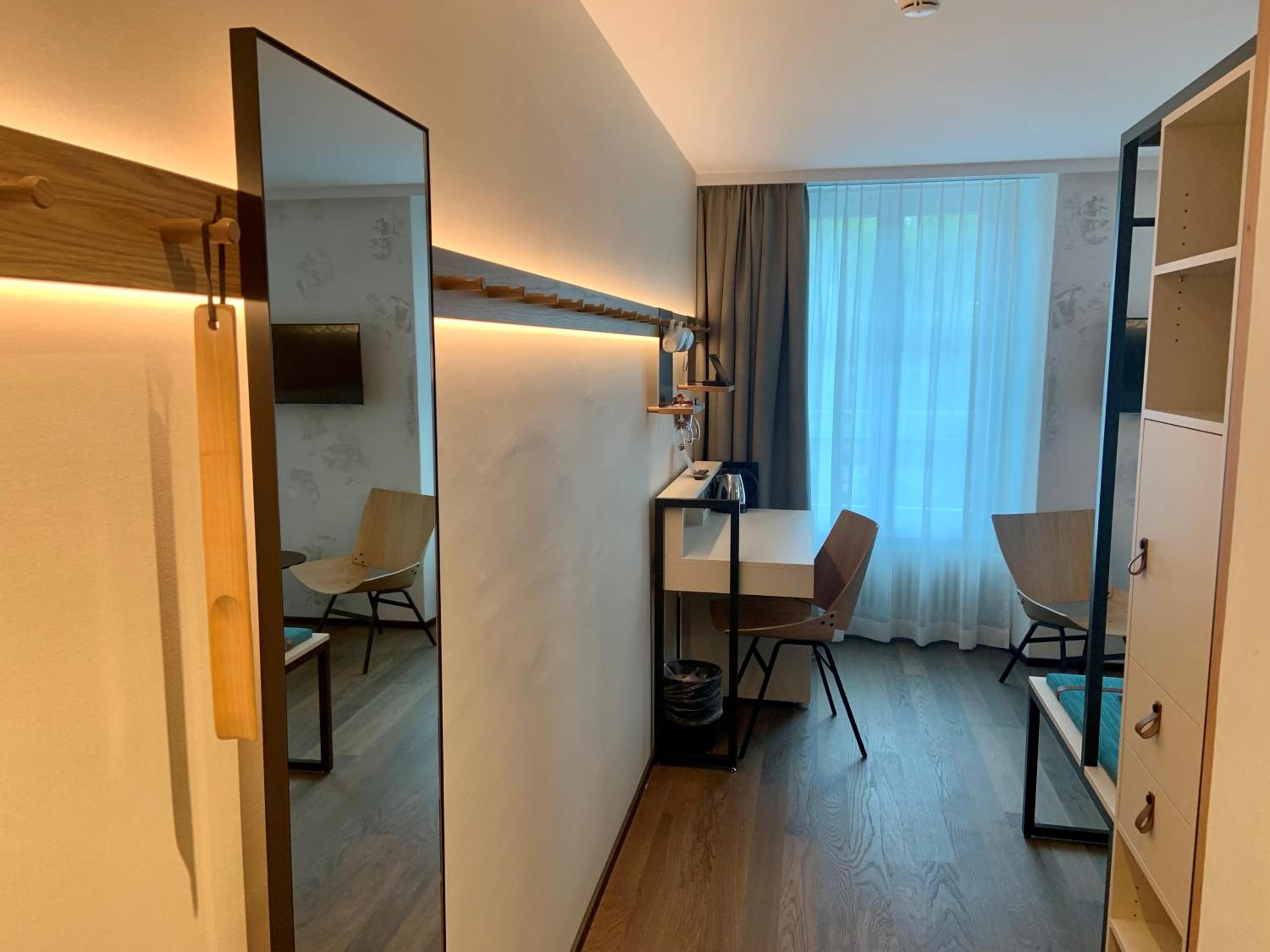 Medium Room with Balcony - Photo 6