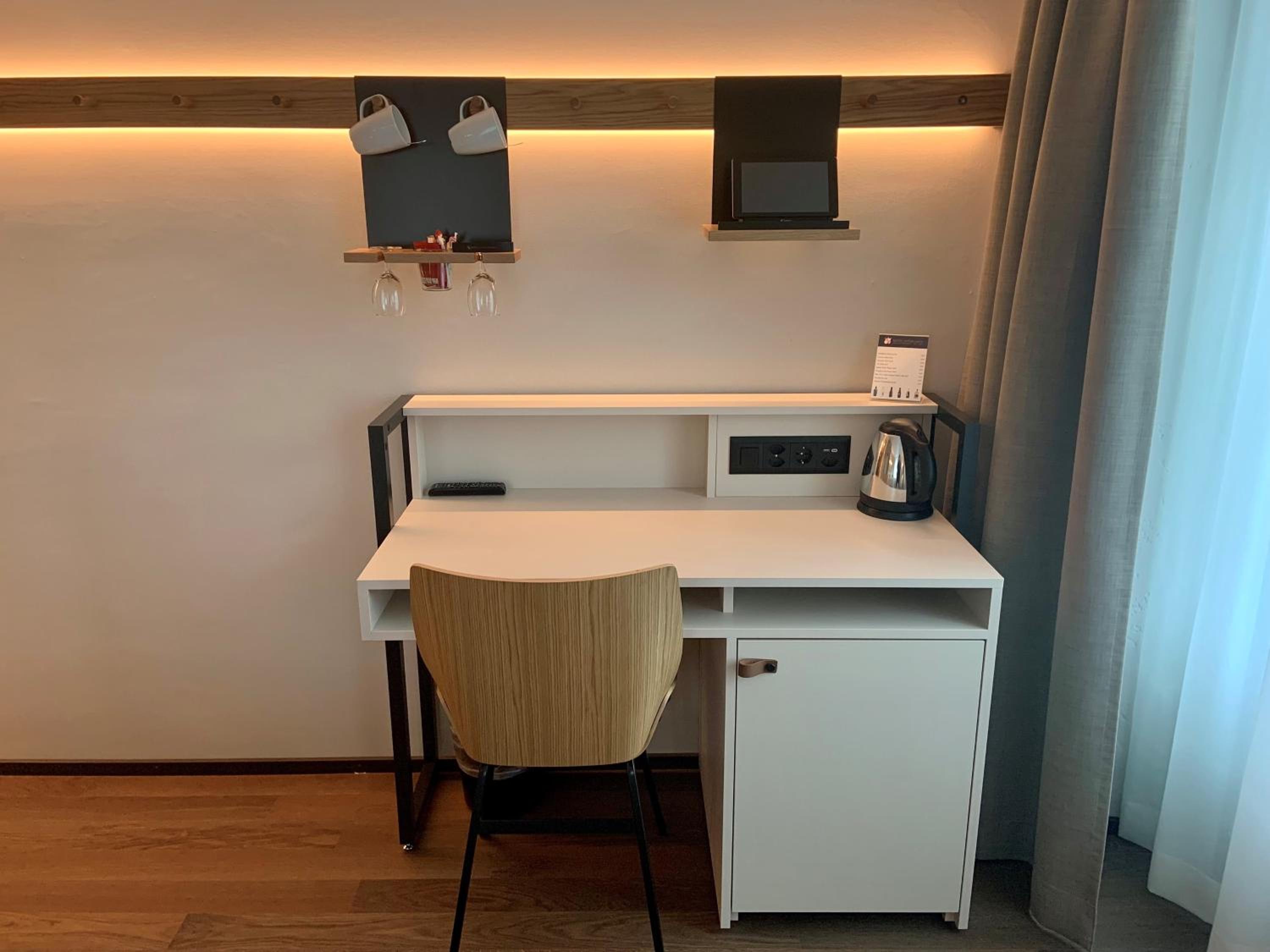 Medium Room with Balcony - Photo 7