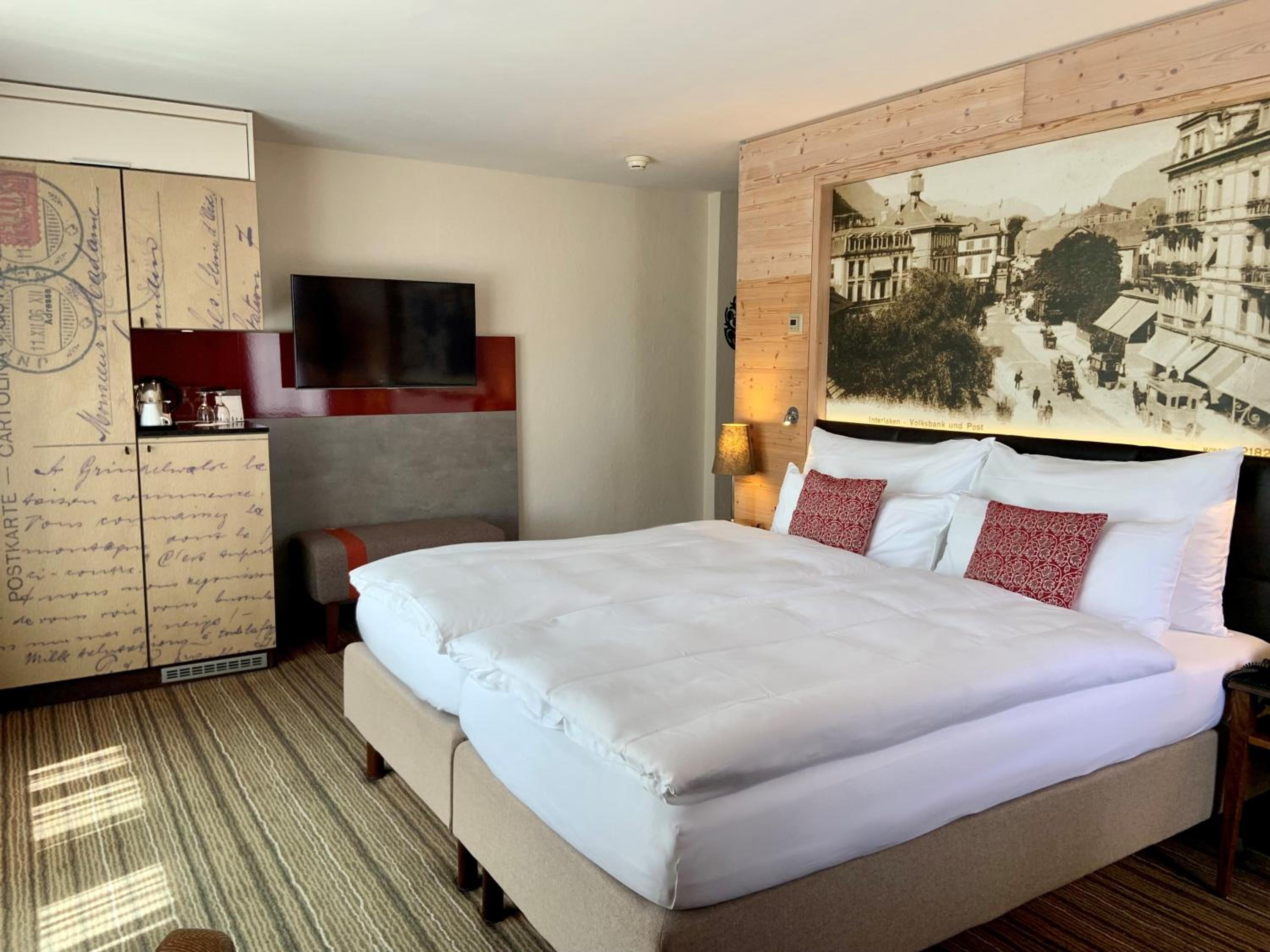 Medium Room with Balcony - Photo 4
