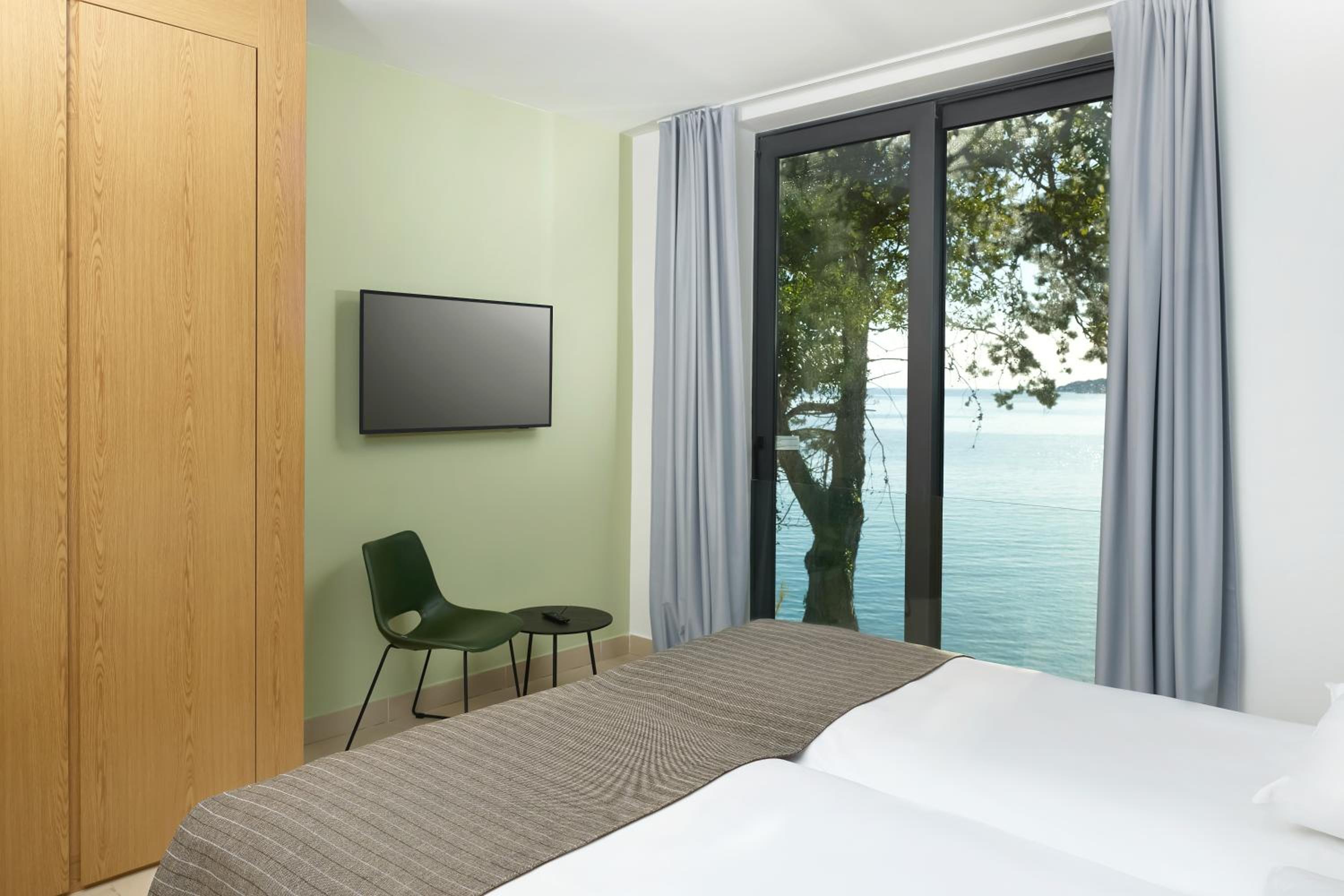 Detached Villa - Premium Beachfront Apartment thumbnail 6