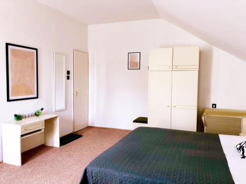 Apartment with Balcony photo 2