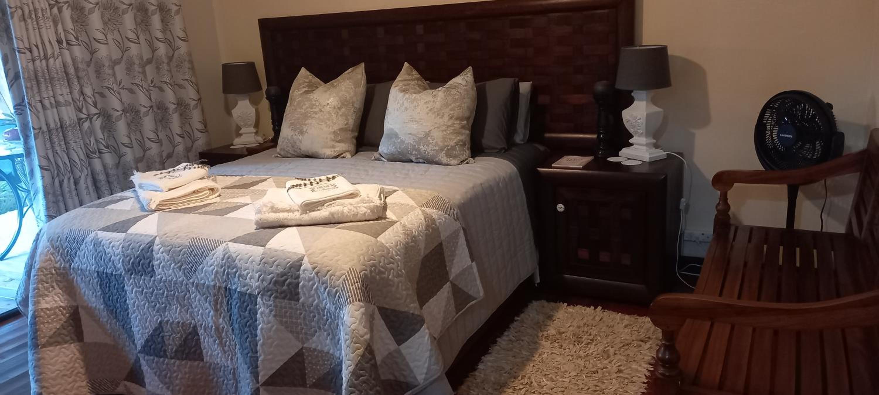 Double Room with Patio - Photo 15