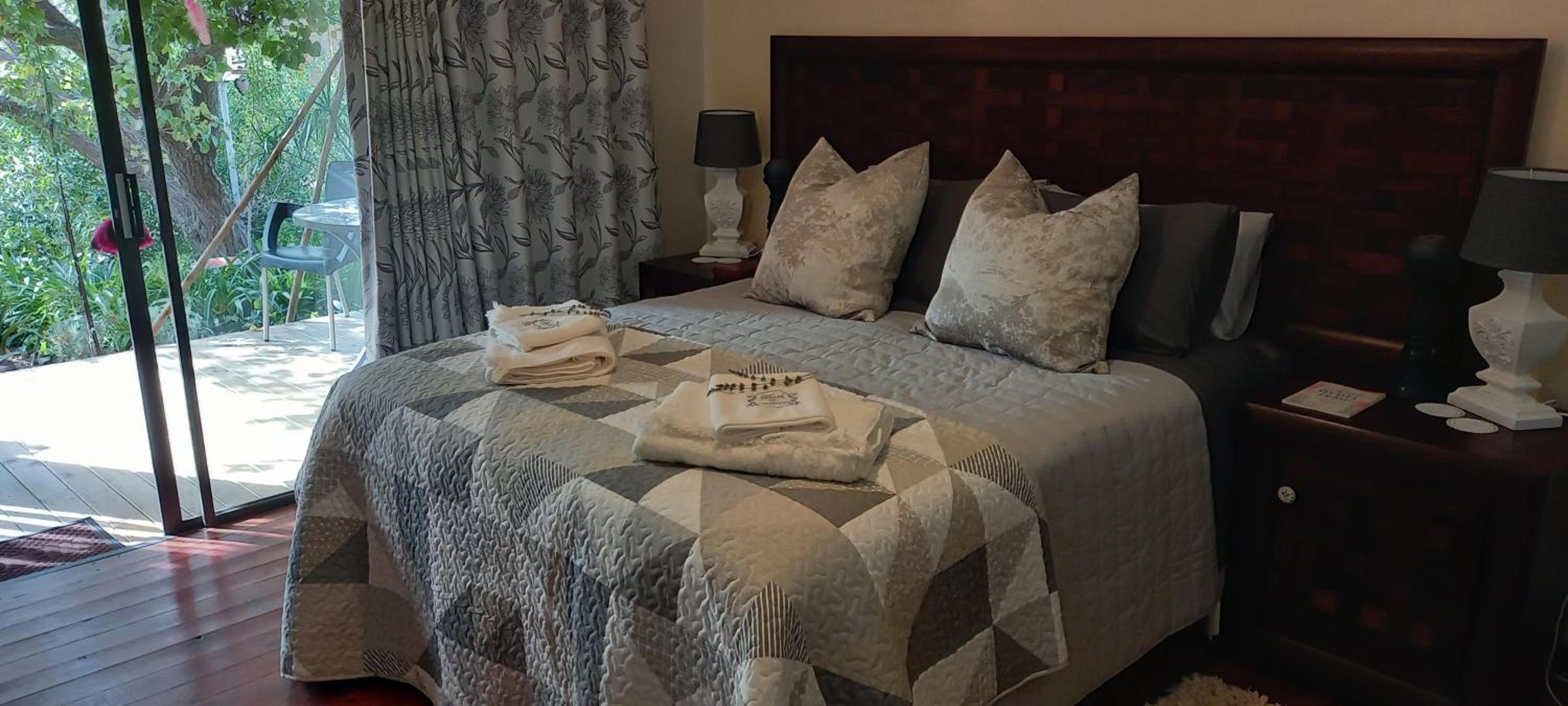 Double Room with Patio - Photo 8