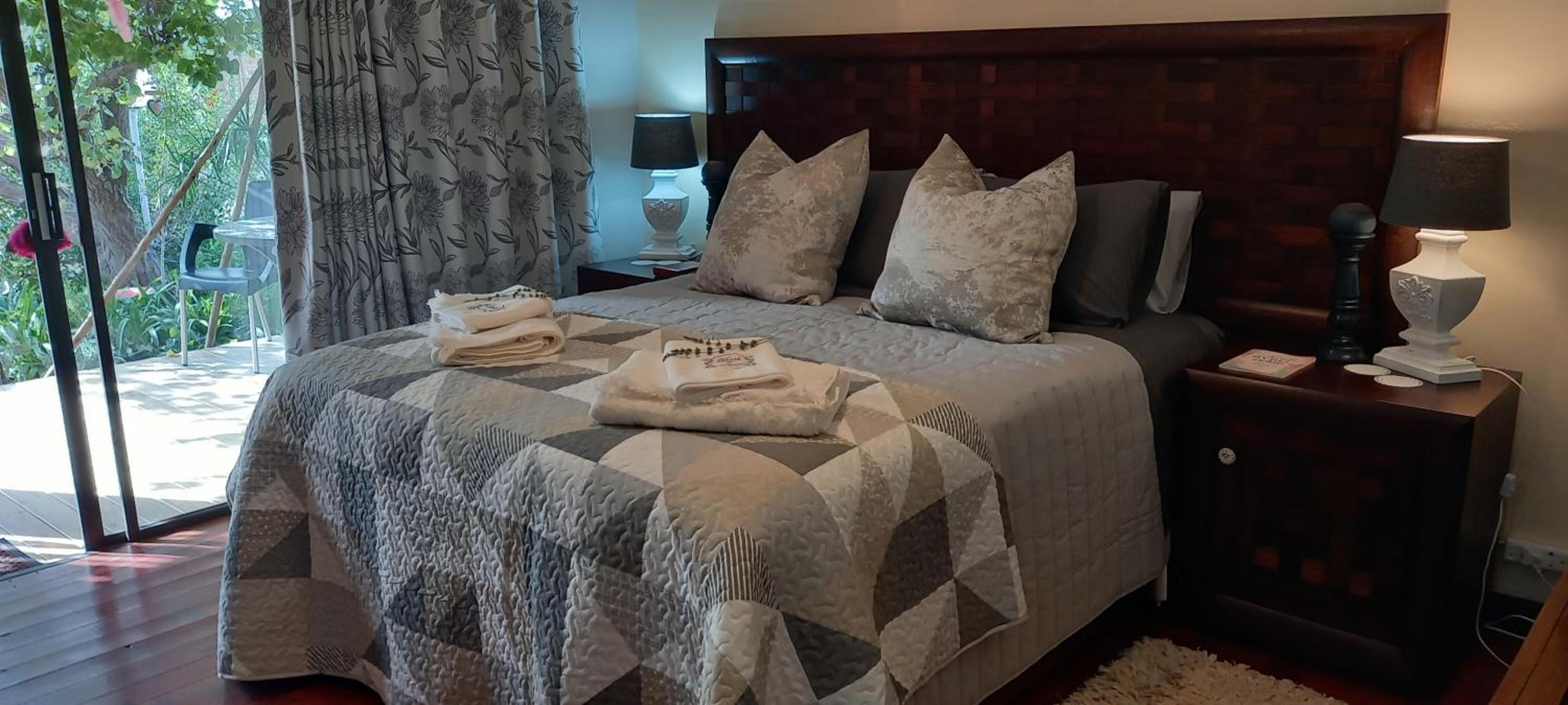 Double Room with Patio - Photo 12