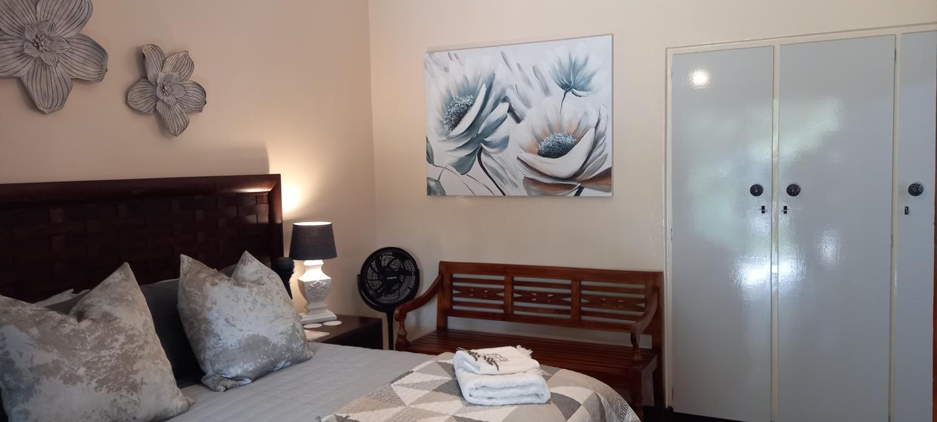 Double Room with Patio - Photo 9