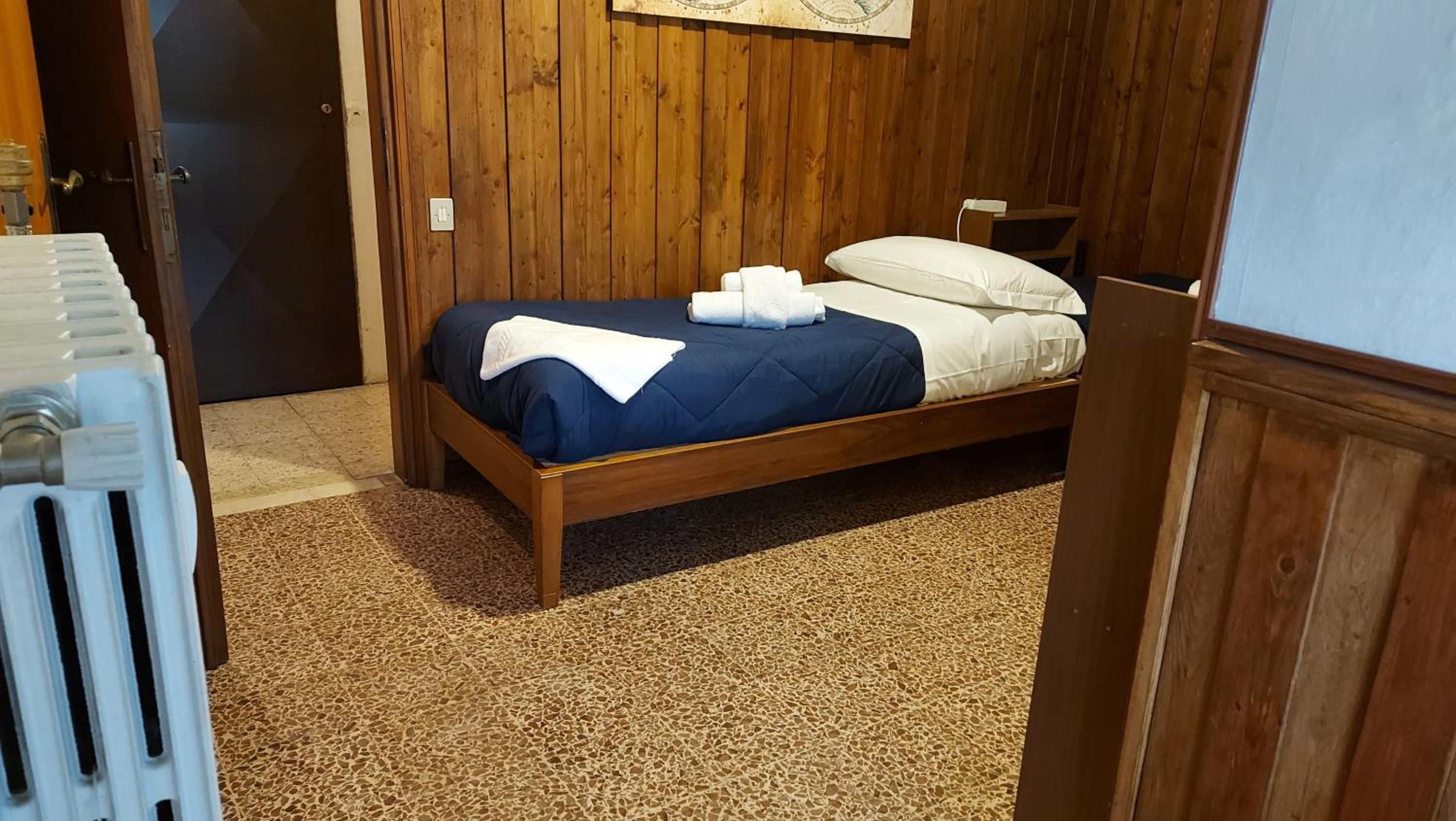 Twin Room with Private Bathroom - Photo 1