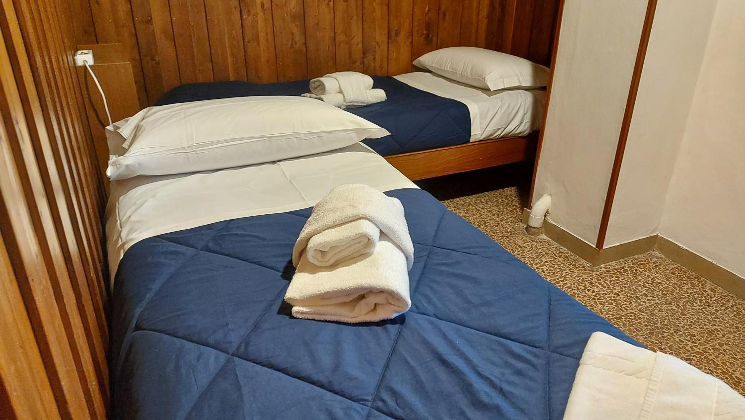 Twin Room with Private Bathroom - Photo 5