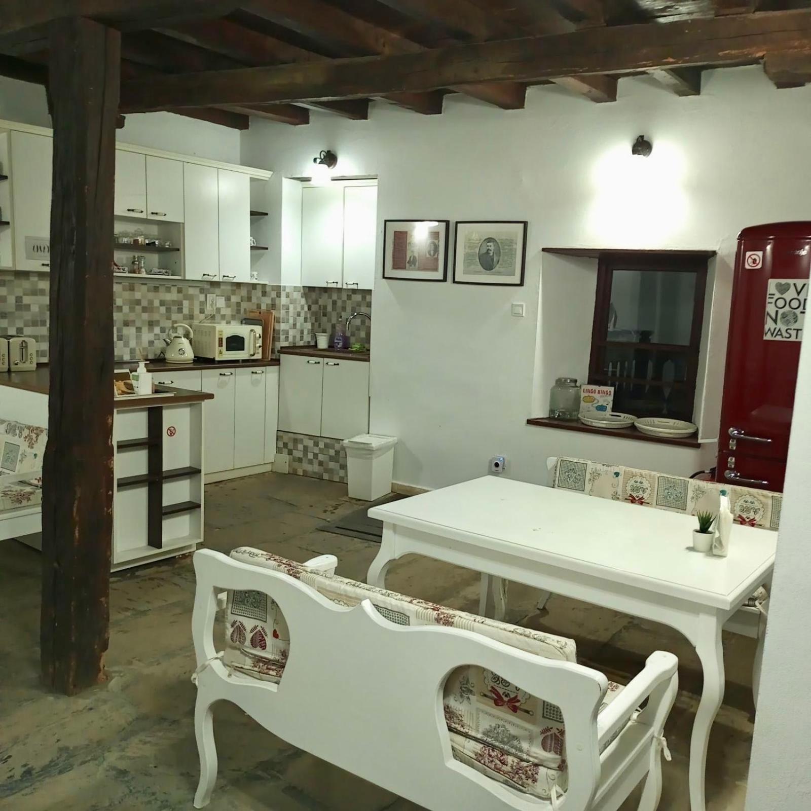 Seven-Bedroom House photo 3