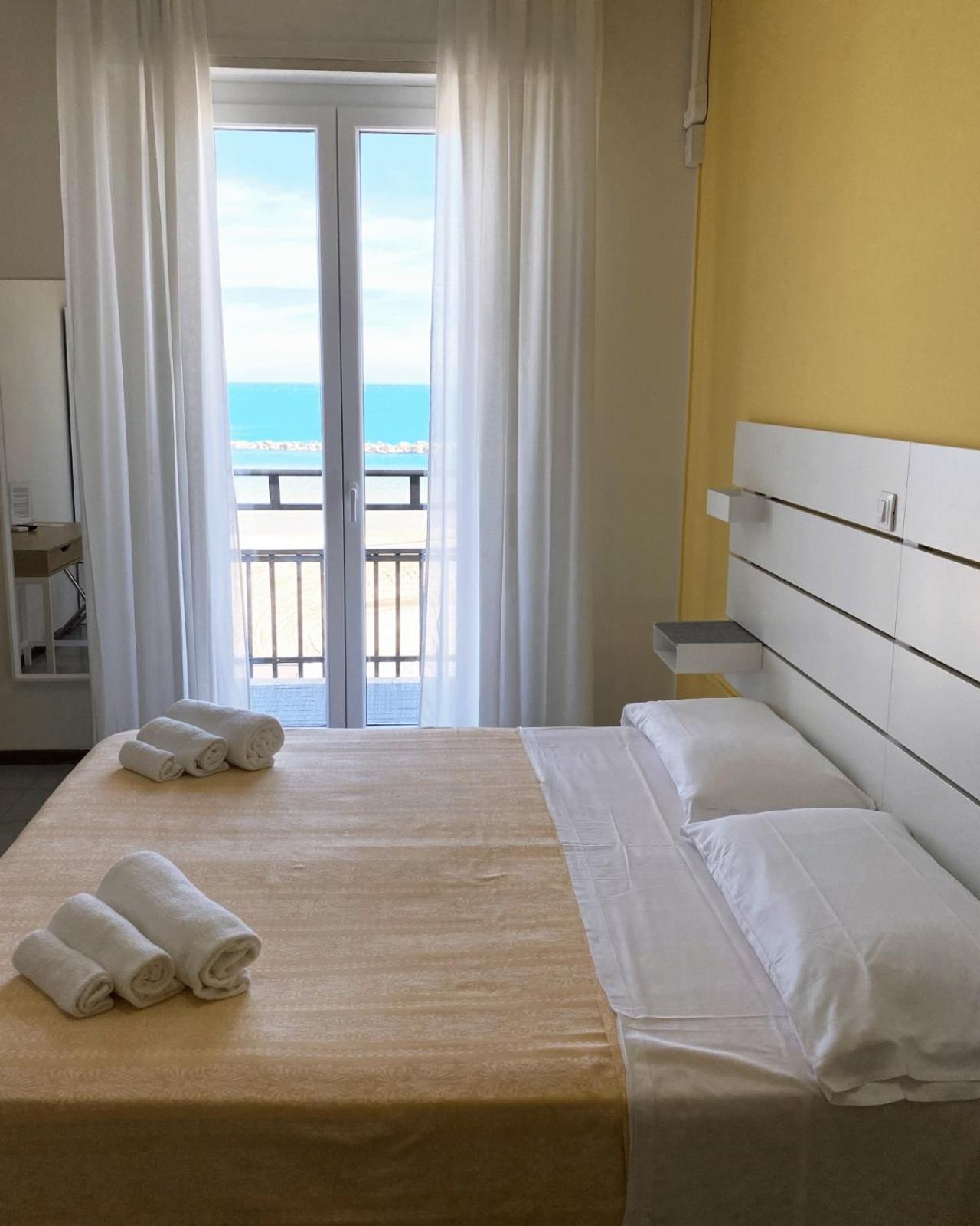 Quadruple Room with Sea View - Photo 3